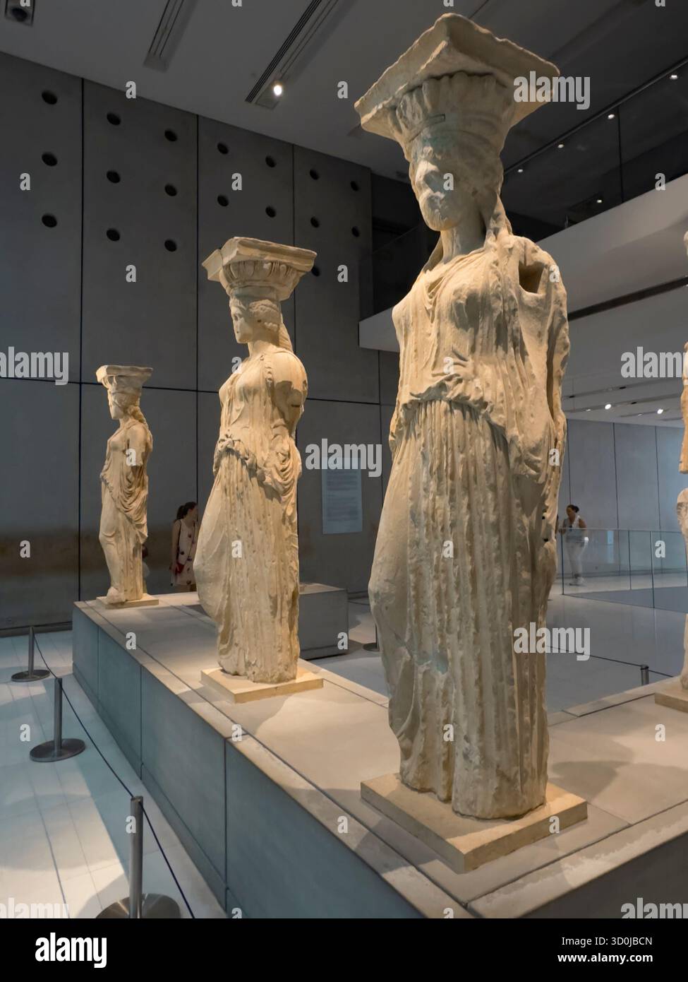 Die Marmorskulpturen der Karyatiden aus dem 5. Jahrhundert v. Chr. waren Säulen auf der Veranda von Erechtheion, heute im Akropolis-Museum, entworfen von Bernard Tschumi - AT Stockfoto