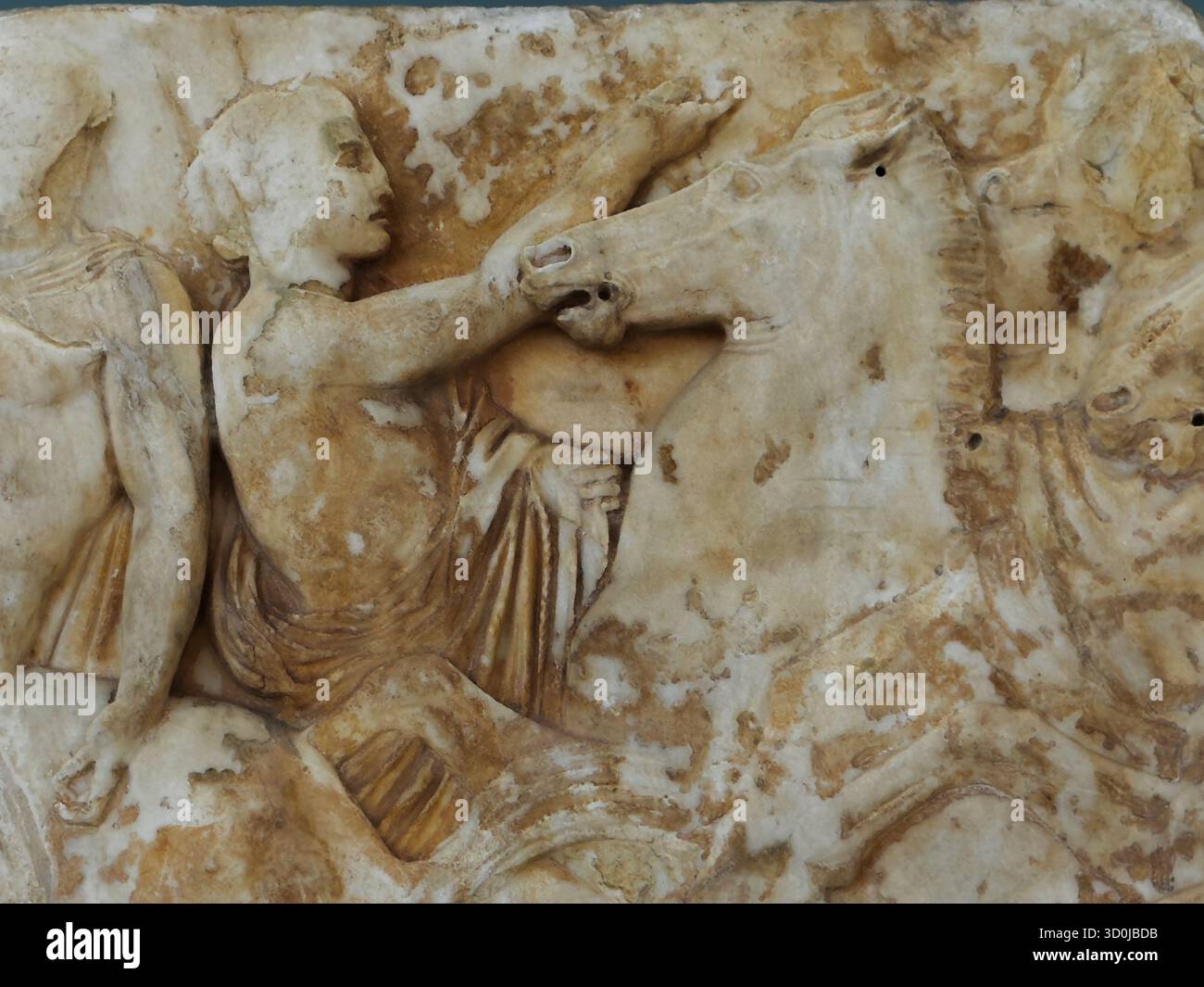 Eine Marmorreliefskulptur von Männern und Pferden aus dem 5. Jahrhundert v. Chr. im Akropolis-Museum, entworfen von Bernard Tschumi in Athen, Griechenland Stockfoto