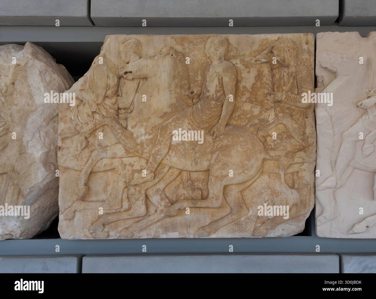 Eine Marmorsoße aus dem 5. Jahrhundert v. Chr. Skulpturen von Männern und Pferden im Akropolis-Museum, entworfen von Bernard Tschumi in Athen, Griechenland Stockfoto