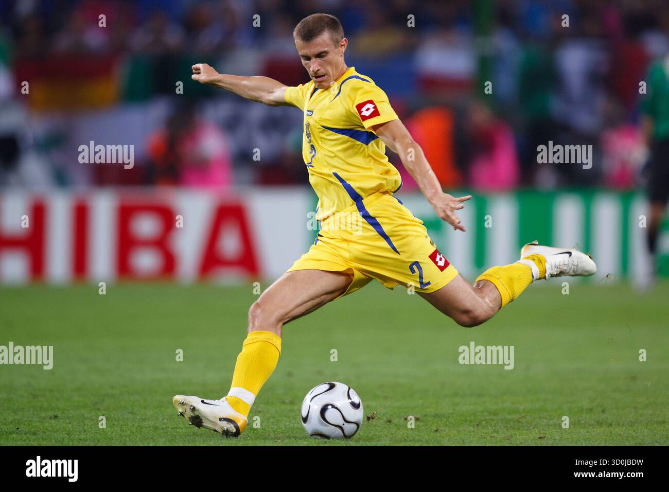 HAMBURG – JUNI 30: Andriy Nesmachniy aus der Ukraine tritt am 30. Juni 2006 in Hamburg beim Viertelfinalspiel der FIFA Fussball-Weltmeisterschaft gegen Italien an. Nur redaktionelle Verwendung. Kommerzielle Nutzung verboten. (Foto: Jonathan Paul Larsen / Diadem Images) Stockfoto