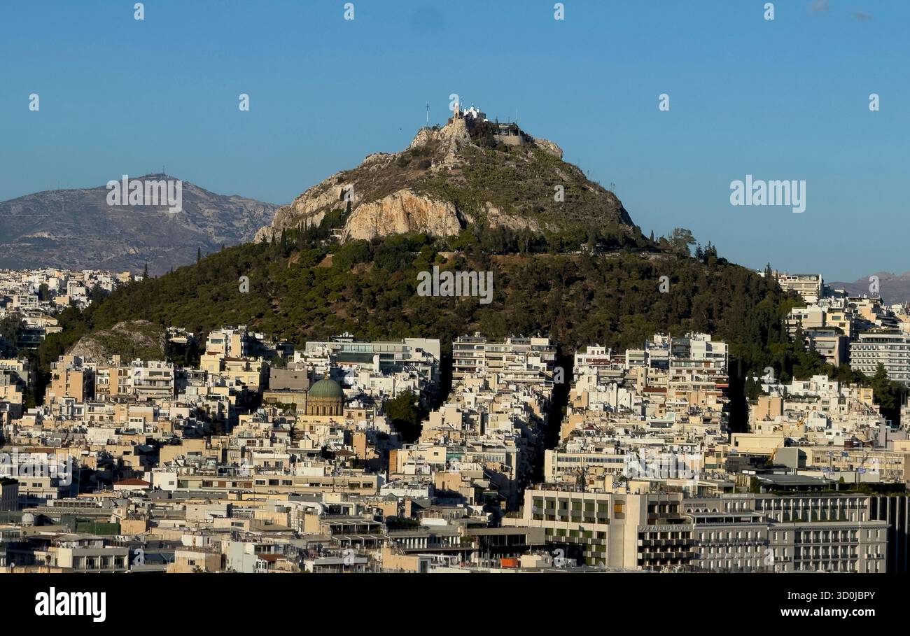 Blick auf den Lycabettus-Hügel von der Akropolis von Athen - Athen, Griechenland Stockfoto