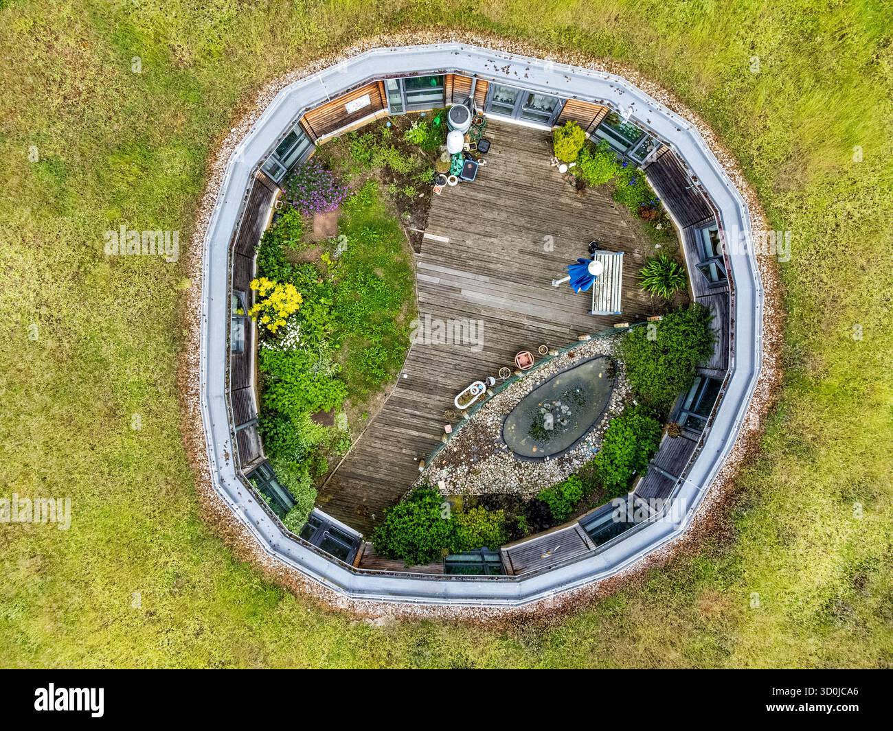 Ein Garten und Innenhof, die den Bewohnern dieses ungewöhnlichen Anwesens unter der Erde gehören Stockfoto