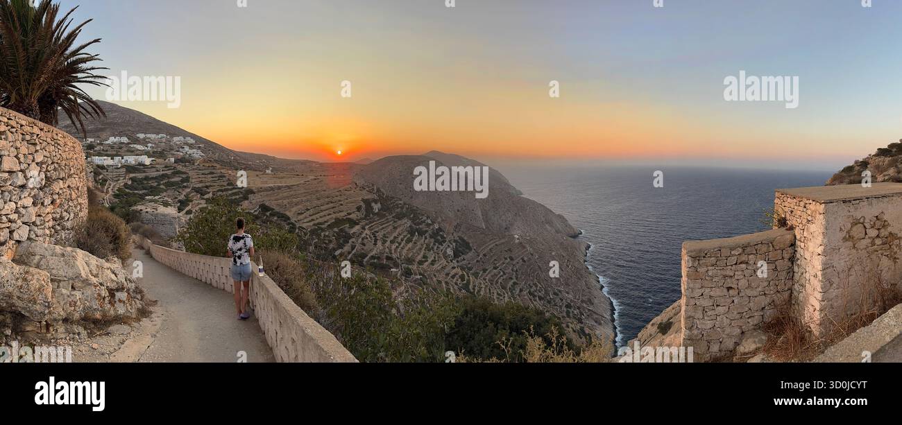 Sonnenuntergang Panorama der Terrassen und der Ägäis vom Dorf Chora auf dem Hügel - Insel Folegandros, Kykladen, Griechenland Stockfoto