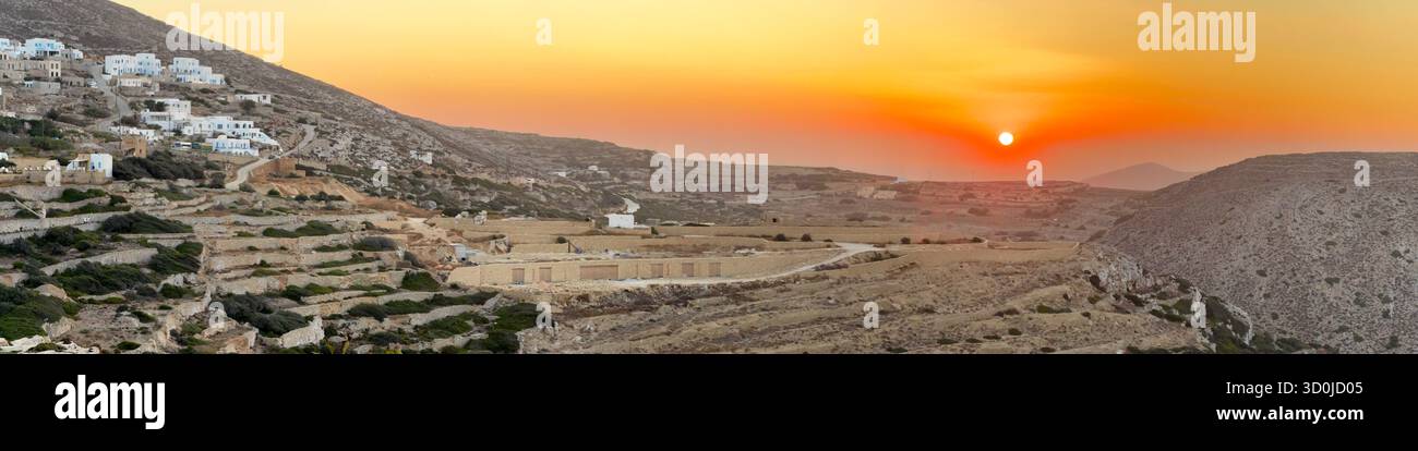 Sonnenuntergang Panorama der Terrassen und der Ägäis vom Dorf Chora auf dem Hügel - Insel Folegandros, Kykladen, Griechenland Stockfoto