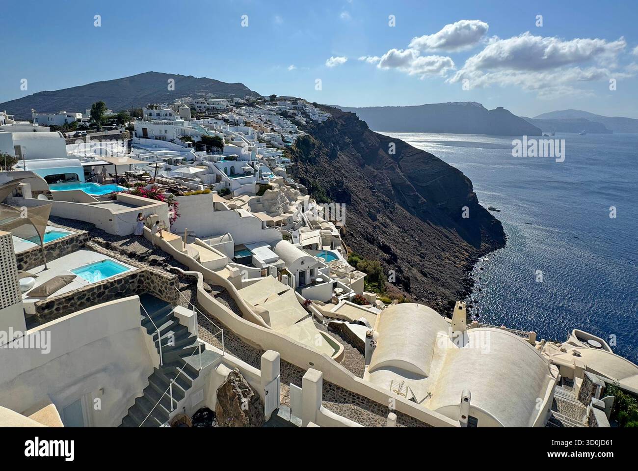 Die weiß getünchte Stadt Oia überblickt die Ägäis auf der Insel Santorin - Kykladen, Griechenland Stockfoto