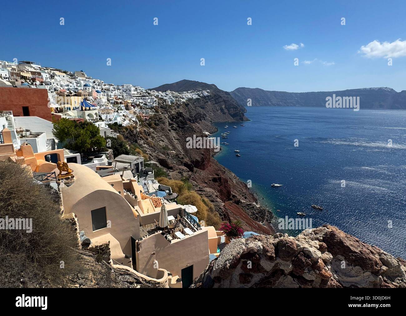 Die weiß getünchte Stadt Oia überblickt die Ägäis auf der Insel Santorin - Kykladen, Griechenland Stockfoto