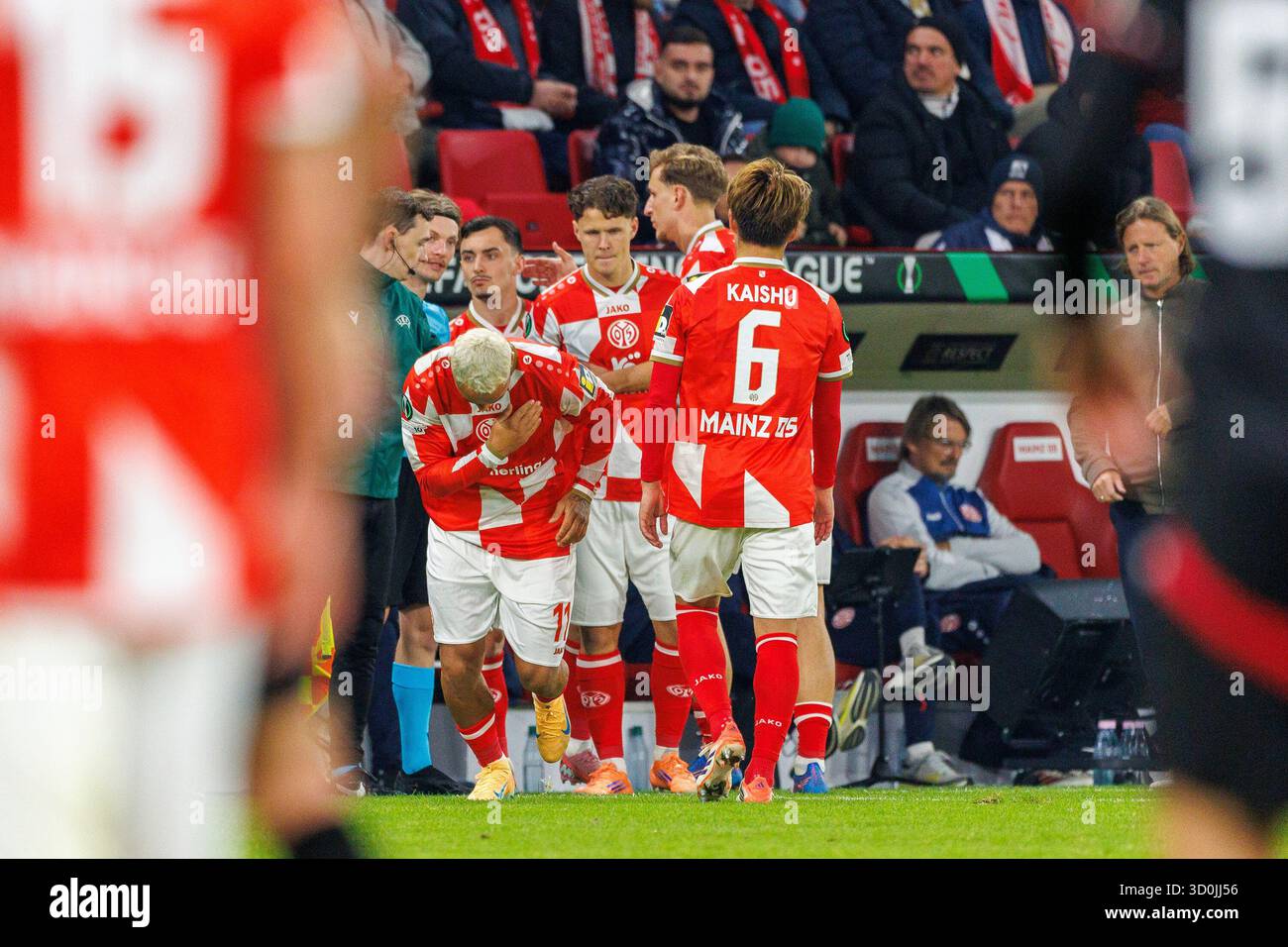 MAINZ, DEUTSCHLAND - 23. OKTOBER: Nelson Weiper (1. FSV Mainz 05, 44); Kaish? Sano (1. FSV Mainz 05, 6) und William Böving, Bøving (1. FSV Mainz 05, 14) verließen das Spielfeld. Neu im Spiel: Armindo Sieb (1. FSV Mainz 05, 11); Paul Nebel (1. FSV Mainz 05, 8) und Daniel Gleiber (1. FSVMainz 05, 42). Dreifache Substitution für Mainz während des Spiels zwischen 1. FSV Mainz 05 gegen HŠK Zrinjski Mostar in der MEWA Arena am 2. Spieltag am 23. Oktober 2025 in Mainz. Stockfoto