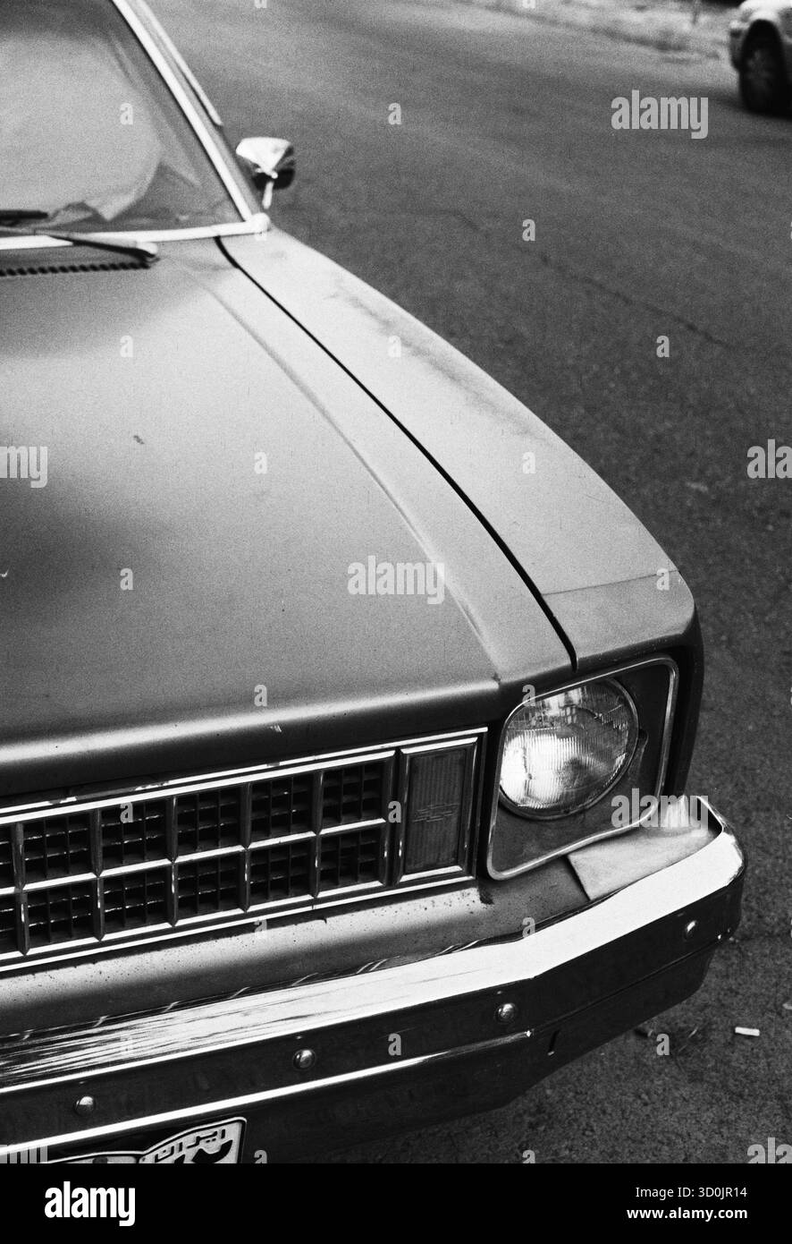 Schwarz-weiß-Straßenszene in Teheran, Iran. Aufgenommen auf Canon FT QL mit Shanghai GP3 100 Film, der nostalgische und ruhige Momente in der Stadt festnimmt. Stockfoto
