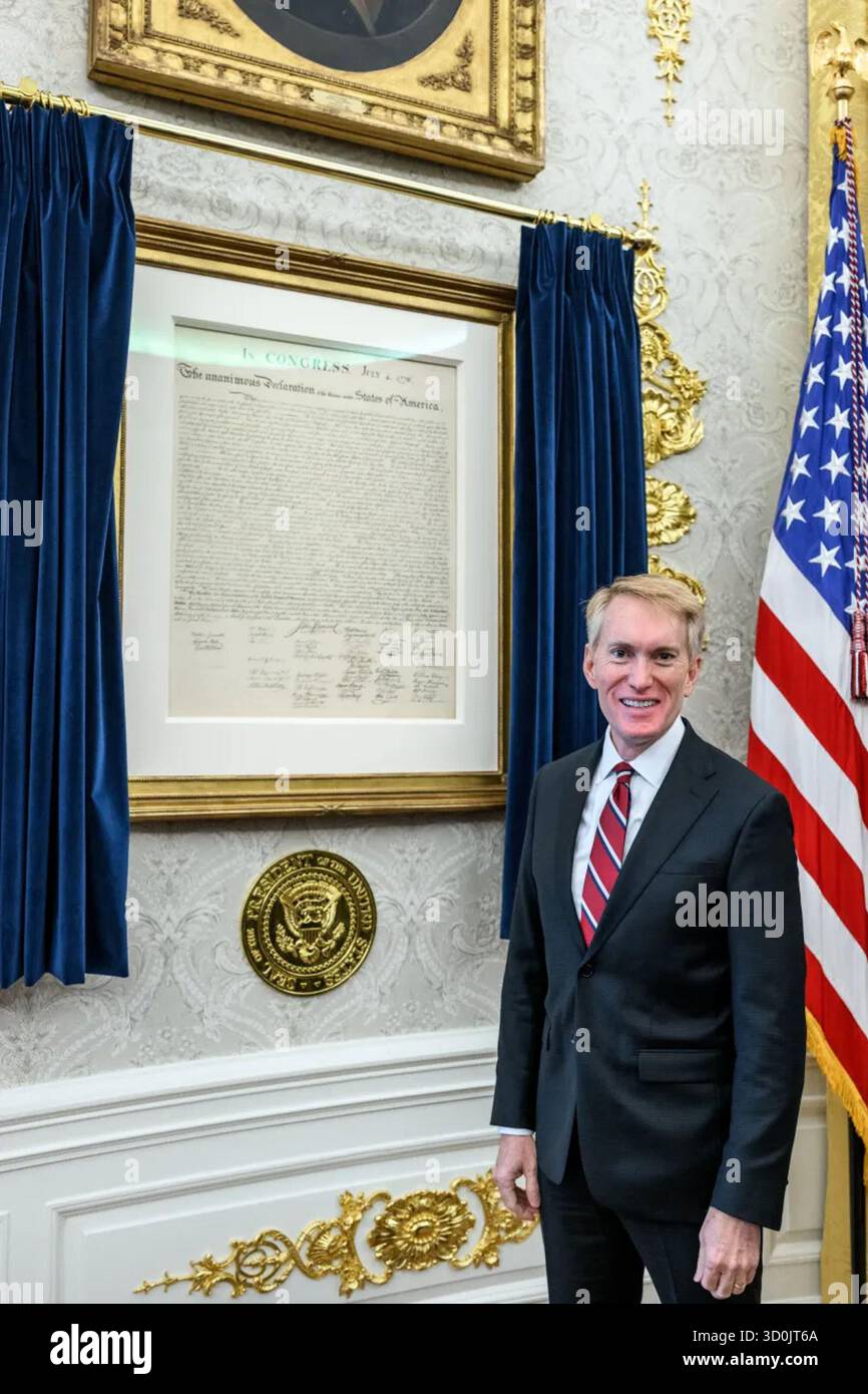 Senator James Lankford steht neben der Unabhängigkeitserklärung im Weißen Haus nach dem Mittagessen des Rose Garden Club von Präsident Donald Trump. Washington, D.C. 21. Oktober 2025. Bild mit freundlicher Genehmigung des Weißen Hauses. Stockfoto