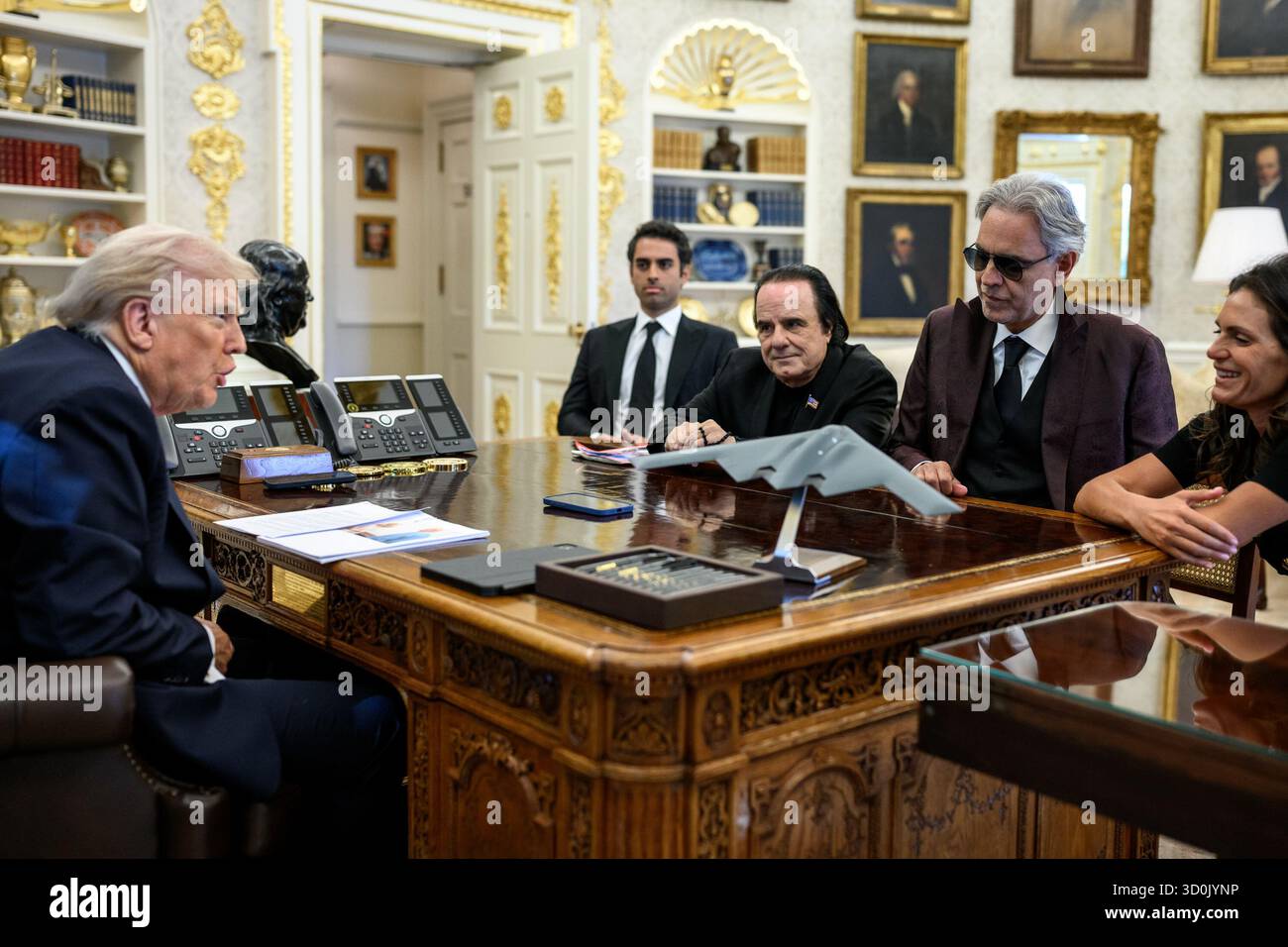Präsident Donald Trump trifft sich am Freitag, den 17. Oktober 2025, im Oval Office mit Andrea Bocelli. (Offizielles Foto des Weißen Hauses von Molly Riley) Stockfoto