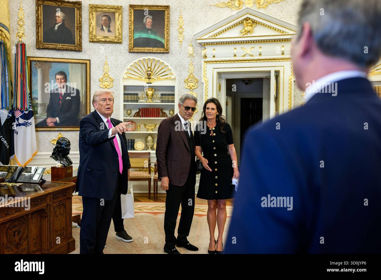 Präsident Donald Trump trifft sich am Freitag, den 17. Oktober 2025, im Oval Office mit Andrea Bocelli. (Offizielles Foto des Weißen Hauses von Daniel Torok) Stockfoto
