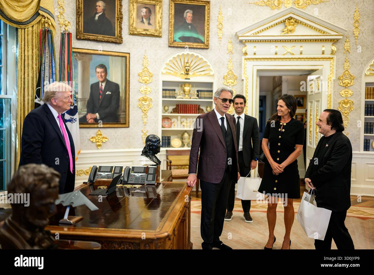 Präsident Donald Trump trifft sich am Freitag, den 17. Oktober 2025, im Oval Office mit Andrea Bocelli. (Offizielles Foto des Weißen Hauses von Daniel Torok) Stockfoto