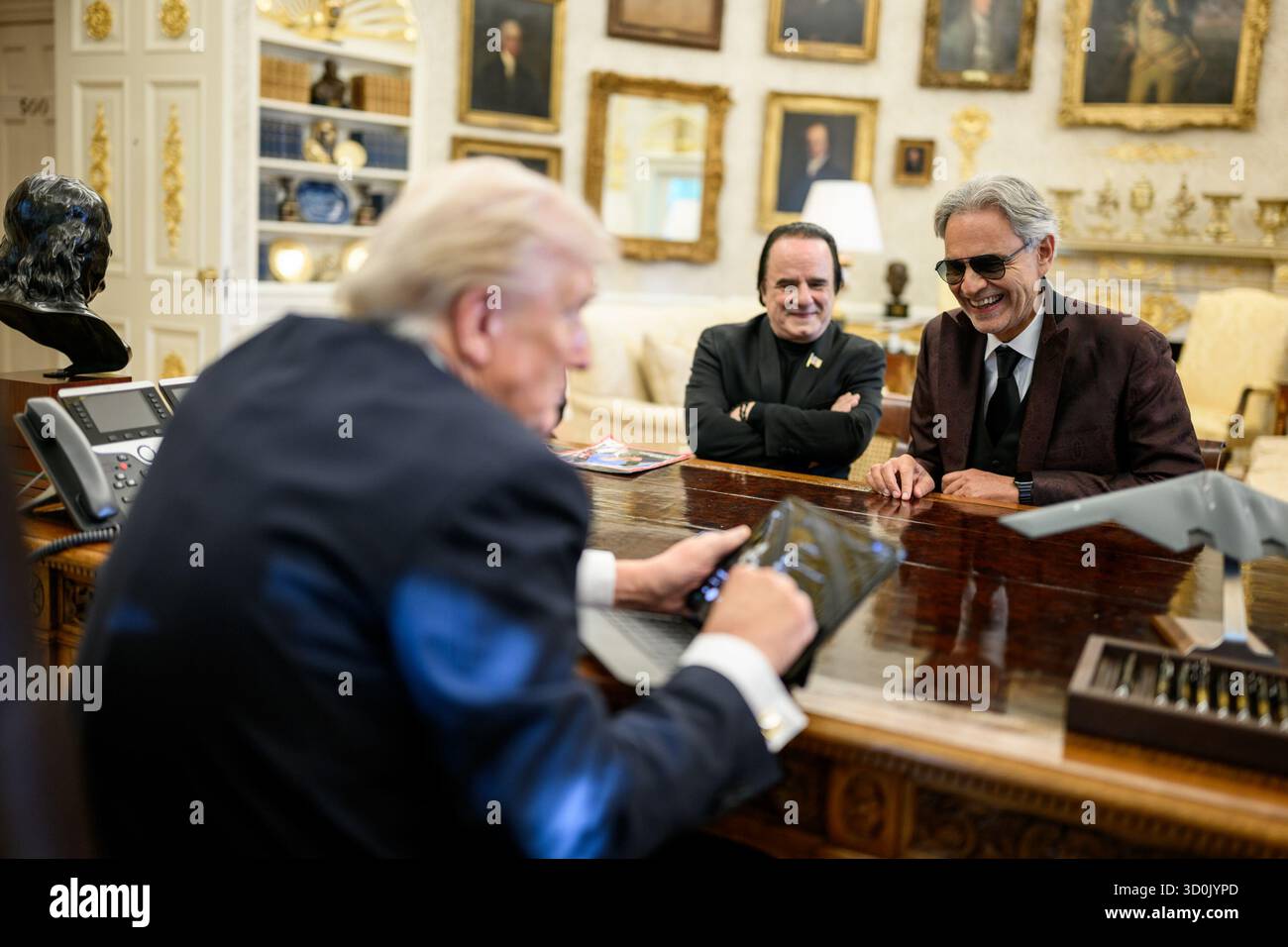 Präsident Donald Trump trifft sich am Freitag, den 17. Oktober 2025, im Oval Office mit Andrea Bocelli. (Offizielles Foto des Weißen Hauses von Daniel Torok) Stockfoto