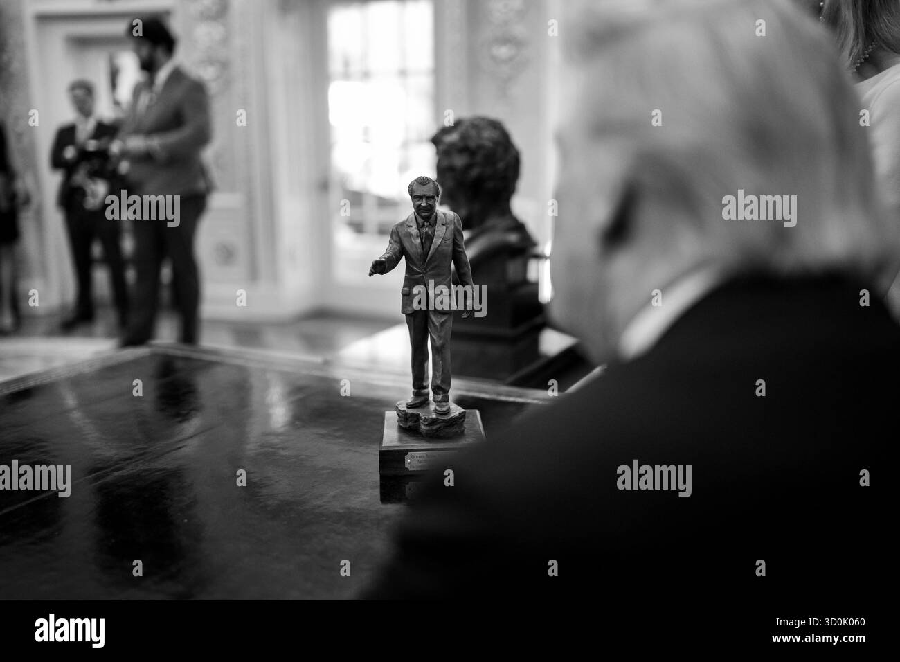 Präsident Donald Trump wird am Dienstag, den 21. Oktober 2025, im Rahmen einer Zeremonie im Oval Office mit dem Richard Nixon Architect of Peace Award ausgezeichnet. Anwesend sind Richard Nixons Tochter Tricia Nixon Cox, ihr Ehemann Edward Cox, der ehemalige nationale Sicherheitsberater Robert O’Brien und der amtierende Archivar der USA Jim Byron. (Offizielles Foto des Weißen Hauses von Daniel Torok) Stockfoto