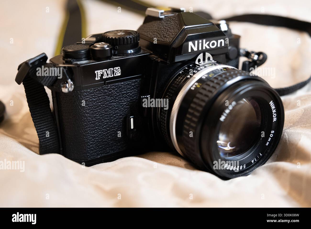 Selektiver Fokus Vorderansicht des klassischen Nikkor 50 mm f1,4 Objektivs auf der Nikon FM2 35 mm Spiegelreflexkamera der 1980er Jahre Stockfoto