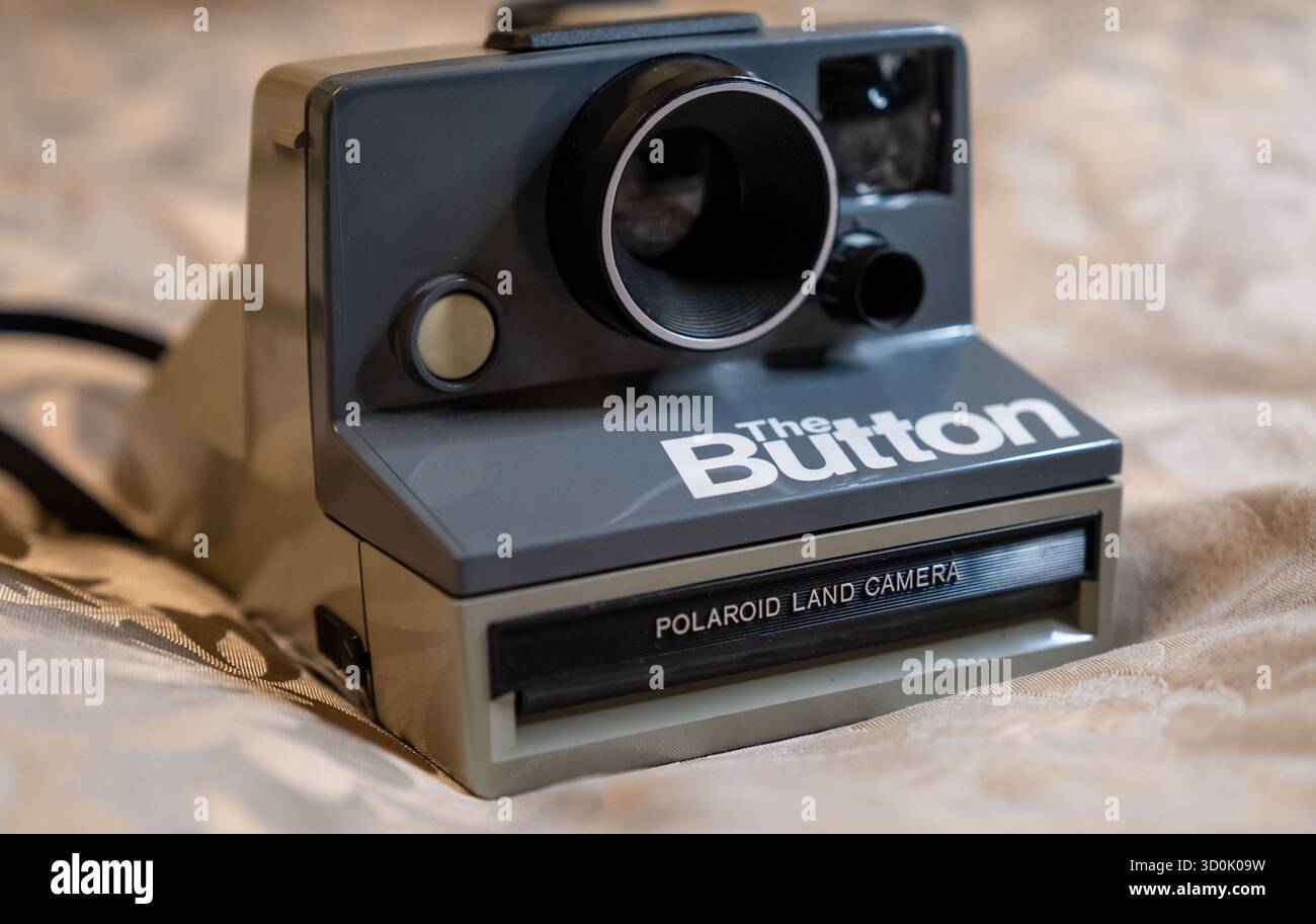 Nahaufnahme von Polaroid The Button Landkamera Sofortfilm SX-70 Massenproduktion Stockfoto