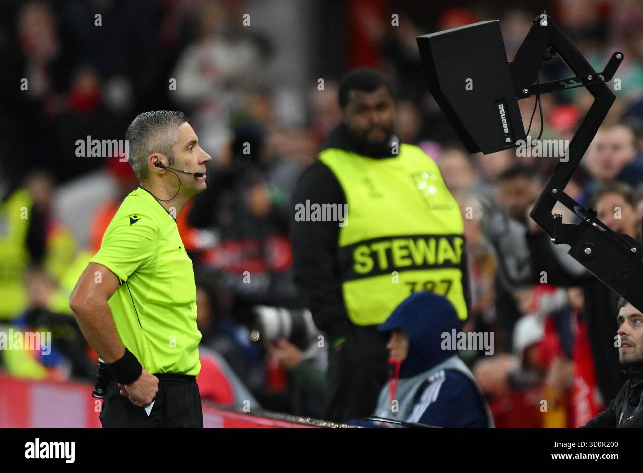 Der Schiedsrichter Radu Marian Petrescu überprüft den VAR-Monitor während des Spiels der UEFA Europa League zwischen Nottingham Forest und dem FC Porto am Donnerstag, den 23. Oktober 2025, auf dem City Ground in Nottingham. (Foto: Jon Hobley | MI News) Credit: MI News & Sport /Alamy Live News Stockfoto