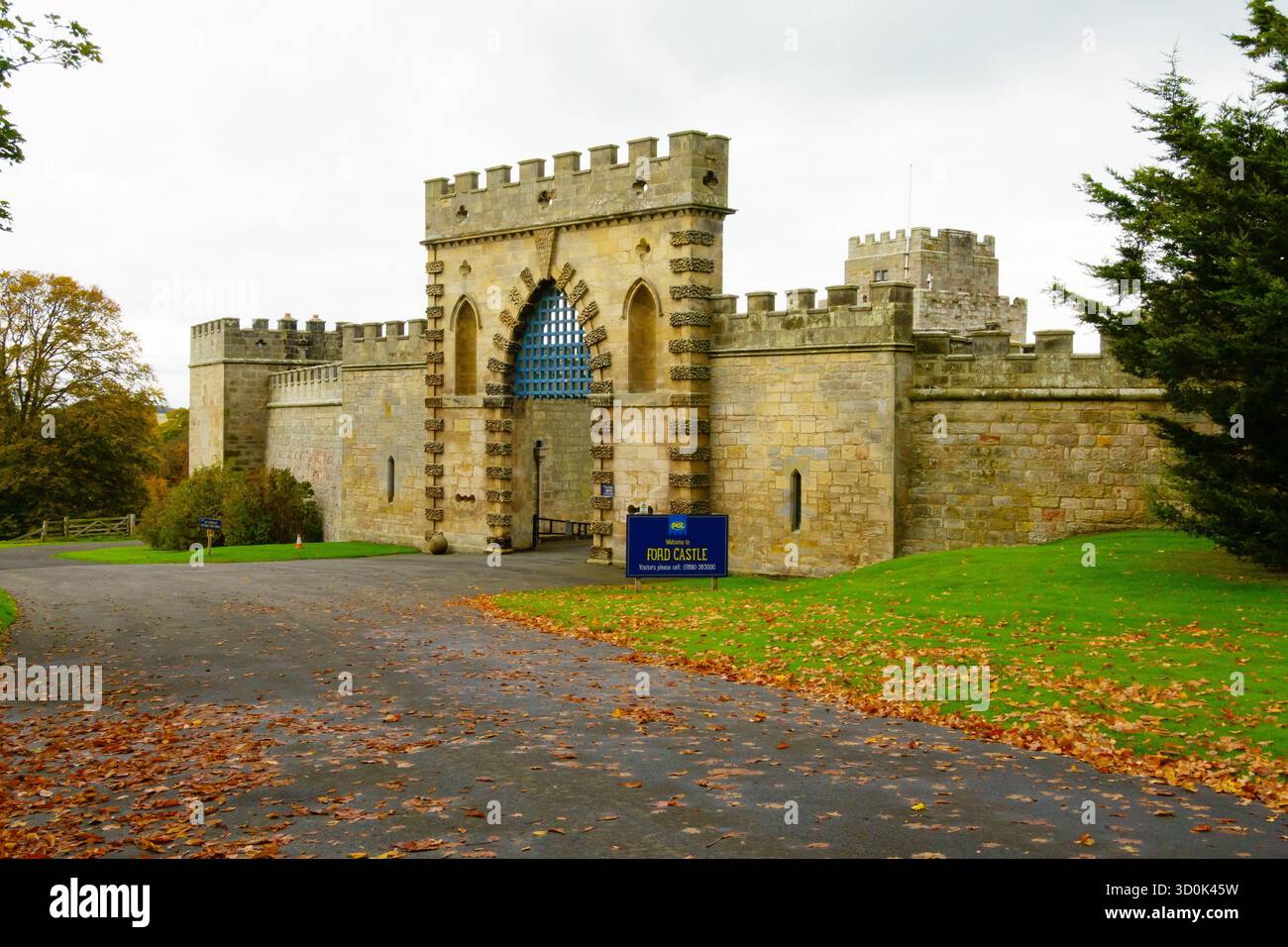 Haupttor von Ford Castle. Residetial Young Persons Center für Outdoor-Aktivitäten, betrieben von PGL für Northumberland County Council. England Stockfoto