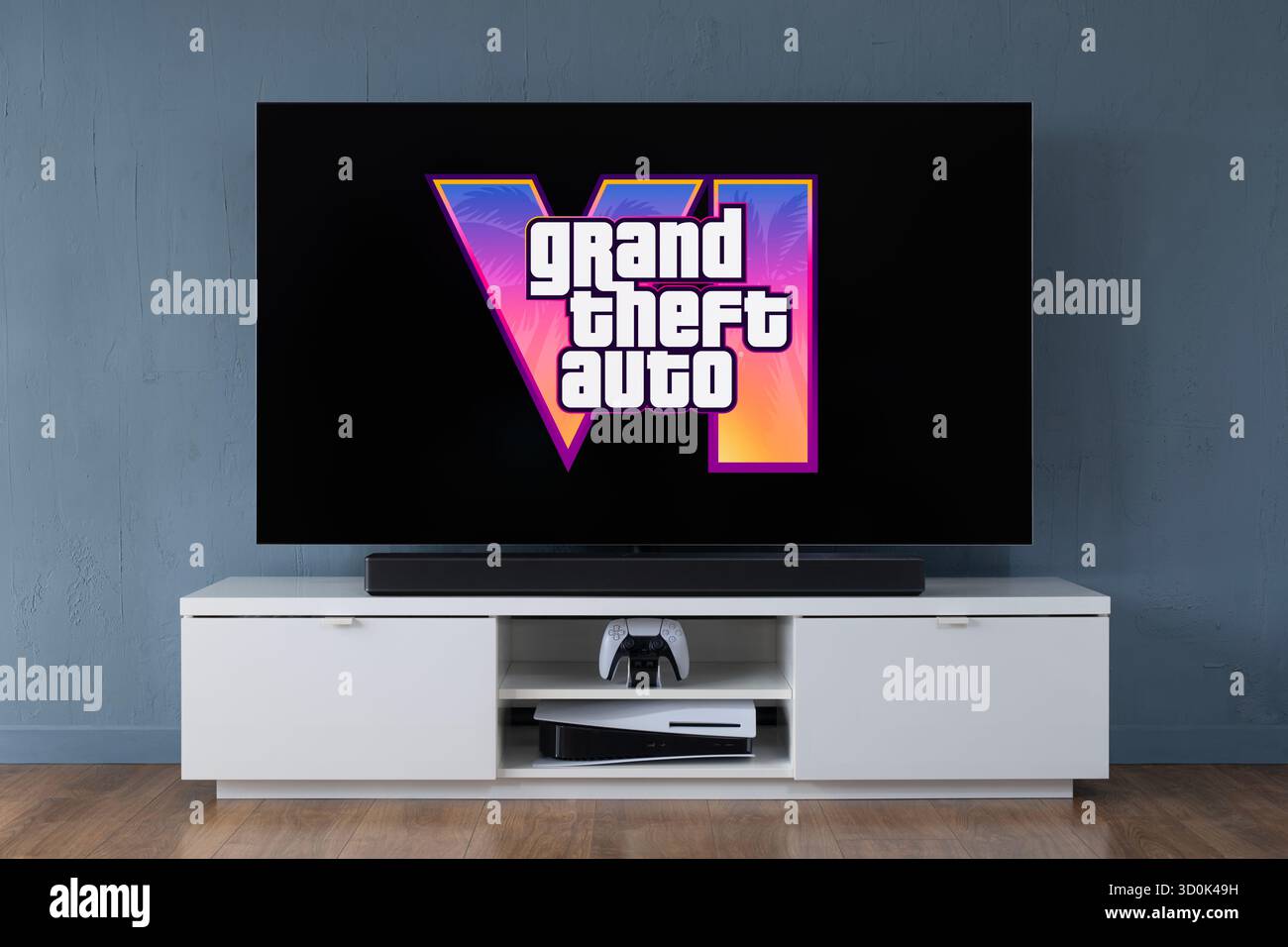 Das Logo des Videospiels Grand Theft Auto VI erscheint auf einem Breitbildfernseher über einer PS5-Konsole. Stockfoto