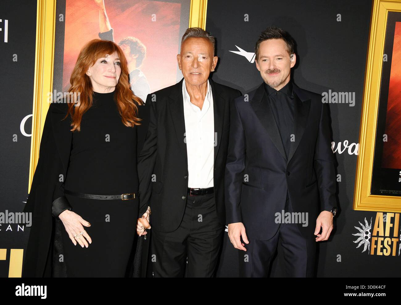 HOLLYWOOD, KALIFORNIEN - 22. OKTOBER: (L-R) Patti Scialfa, Bruce Springsteen und Scott Cooper bei der AFI Los Angeles Premiere der 20th Century Studios' Stockfoto