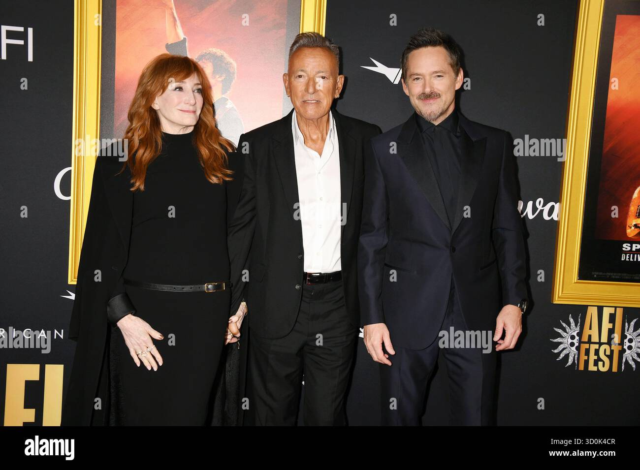 HOLLYWOOD, KALIFORNIEN - 22. OKTOBER: (L-R) Patti Scialfa, Bruce Springsteen und Scott Cooper bei der AFI Los Angeles Premiere der 20th Century Studios' Stockfoto