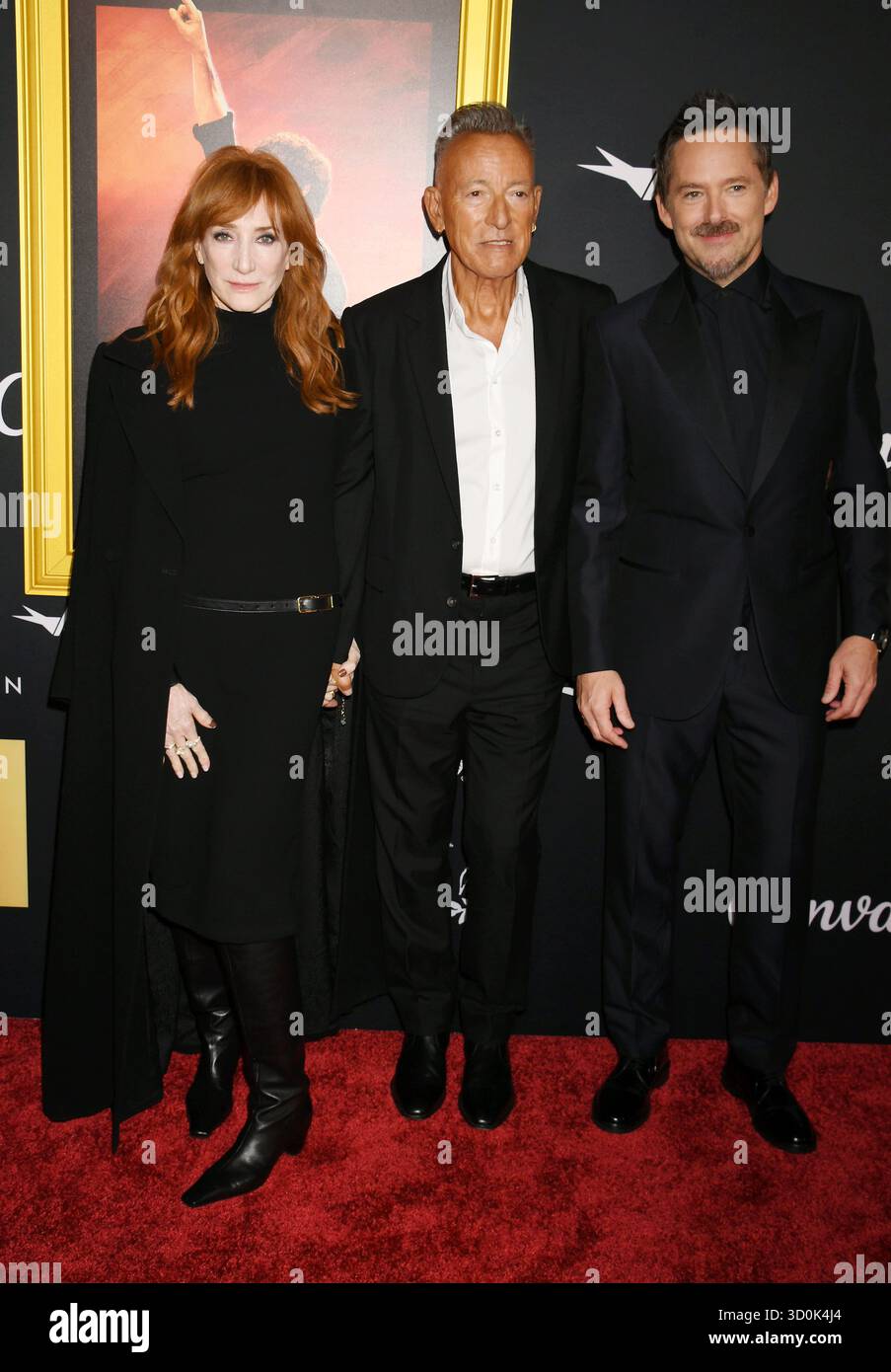 HOLLYWOOD, KALIFORNIEN - 22. OKTOBER: (L-R) Patti Scialfa, Bruce Springsteen und Scott Cooper bei der AFI Los Angeles Premiere der 20th Century Studios' Stockfoto