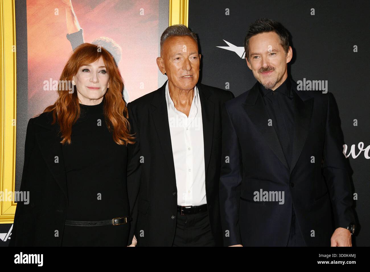 HOLLYWOOD, KALIFORNIEN - 22. OKTOBER: (L-R) Patti Scialfa, Bruce Springsteen und Scott Cooper bei der AFI Los Angeles Premiere der 20th Century Studios' Stockfoto