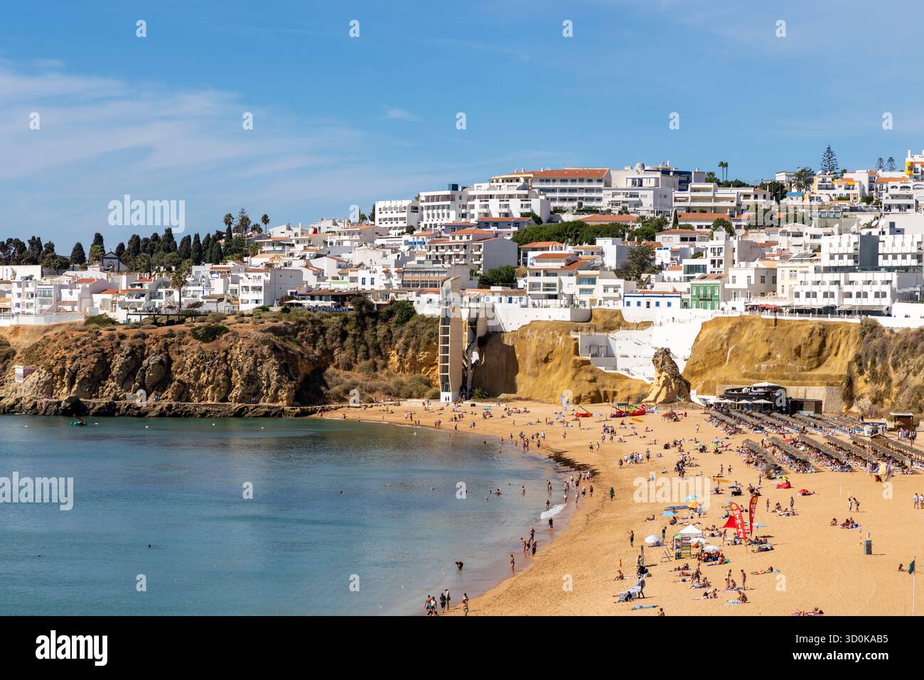 Albufeira, die Algarve, Portugal, Praia do Penedo Stadtstrand und Atlantikküste in dieser portugiesischen Partystadt Stockfoto