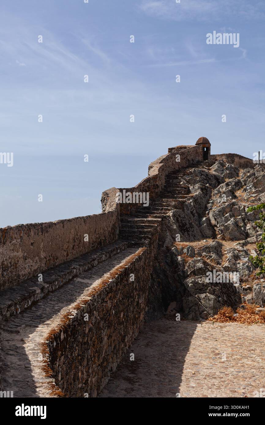 Die Festungsmauern des mittelalterlichen Dorfes Marvão im Stadtteil Portalegre in Alentejo, Portugal Stockfoto