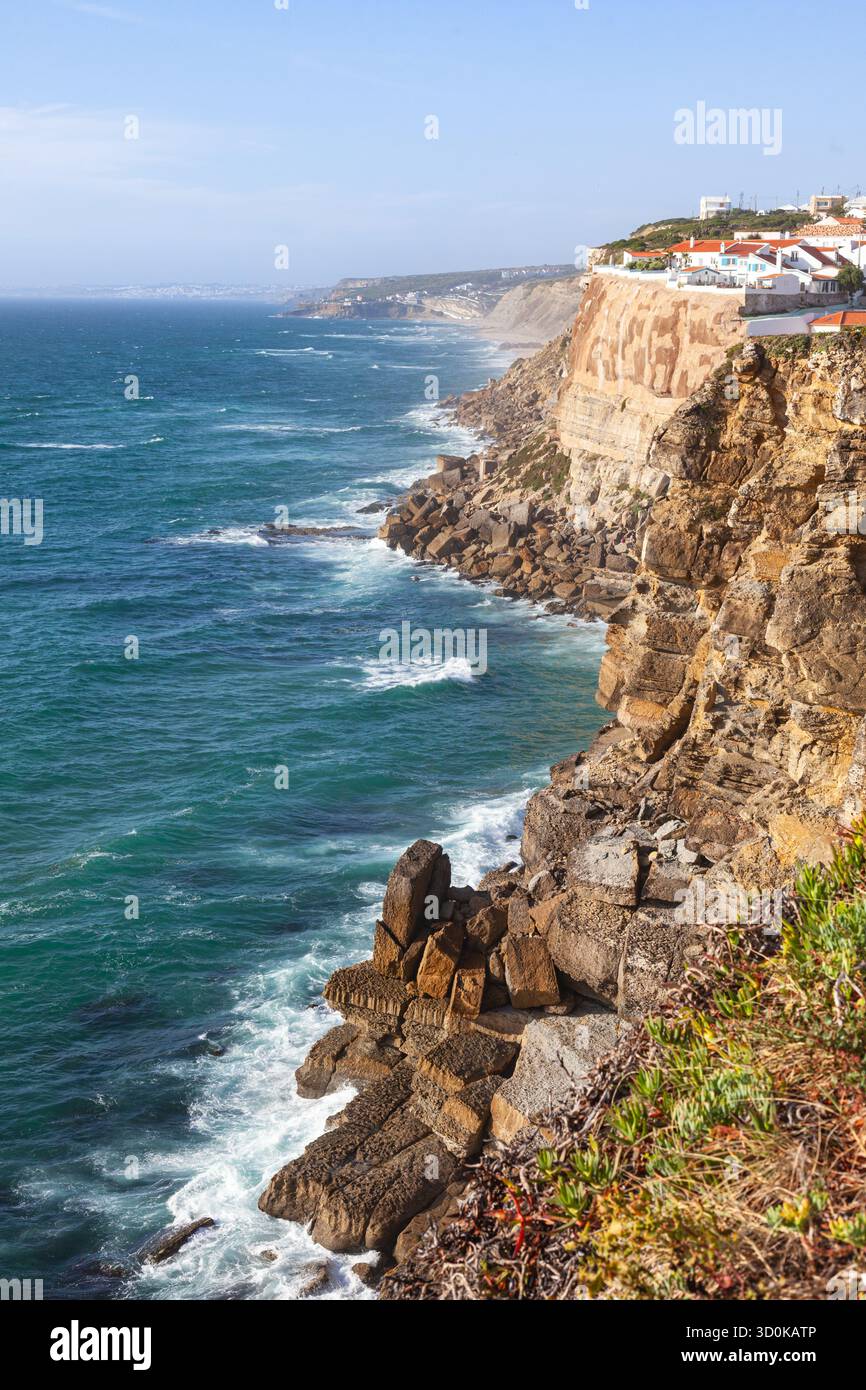 Atemberaubende Aussicht auf die Klippen der Atlantikküste in der Nähe des Küstendorfes Azenhas do Mar, Sintra, Portugal. Stockfoto