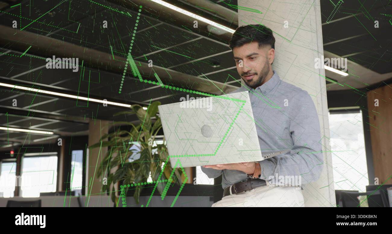 Angelegter indischer Arbeiter, der Laptop im Großraumbüro hält, mit grüner Datenüberlagerung, Kopierraum Stockfoto