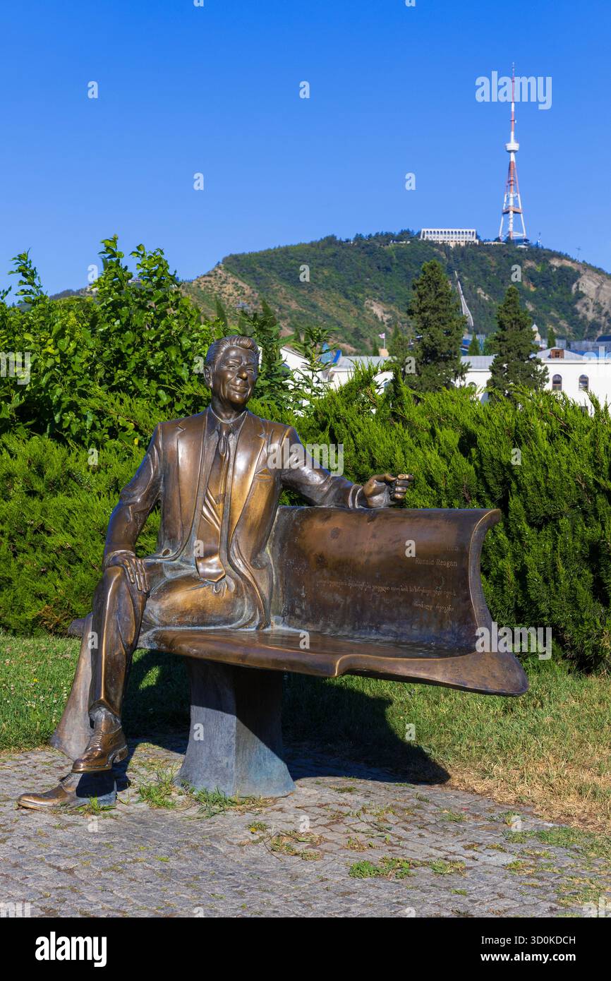 Ein Denkmal für den 40. Präsidenten der Vereinigten Staaten Ronald Reagan (1911–2004) im Rike Park in Tiflis, Georgia (Land) Stockfoto