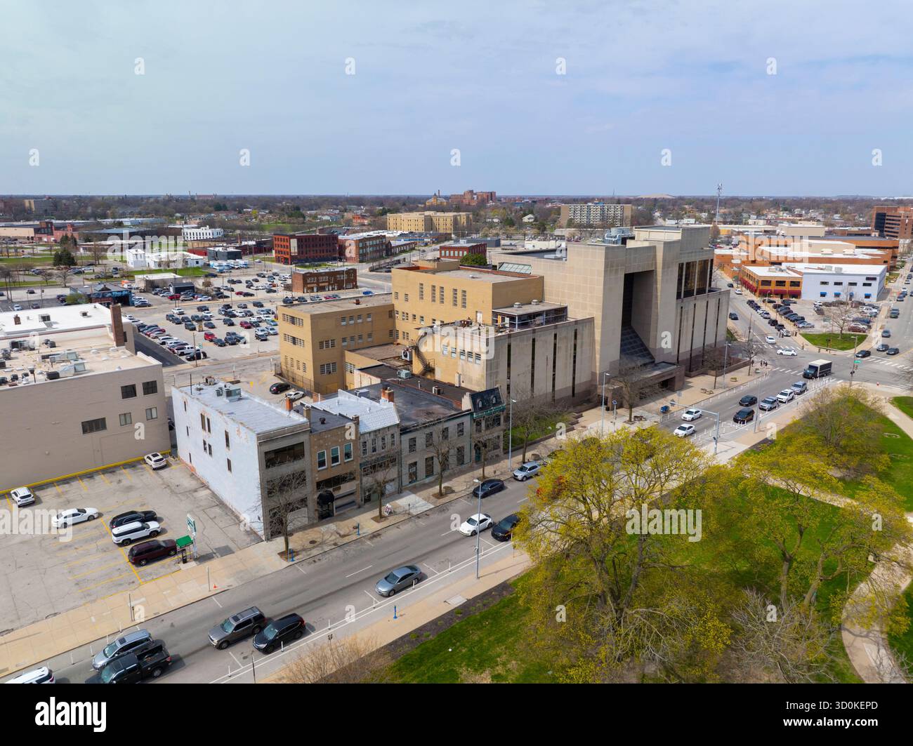 Historisches Geschäftsgebäude und Blick auf das Lucas County Family Court aus der Vogelperspektive an der 429 Michigan Street im Zentrum von Toledo, Ohio OH, USA. Stockfoto