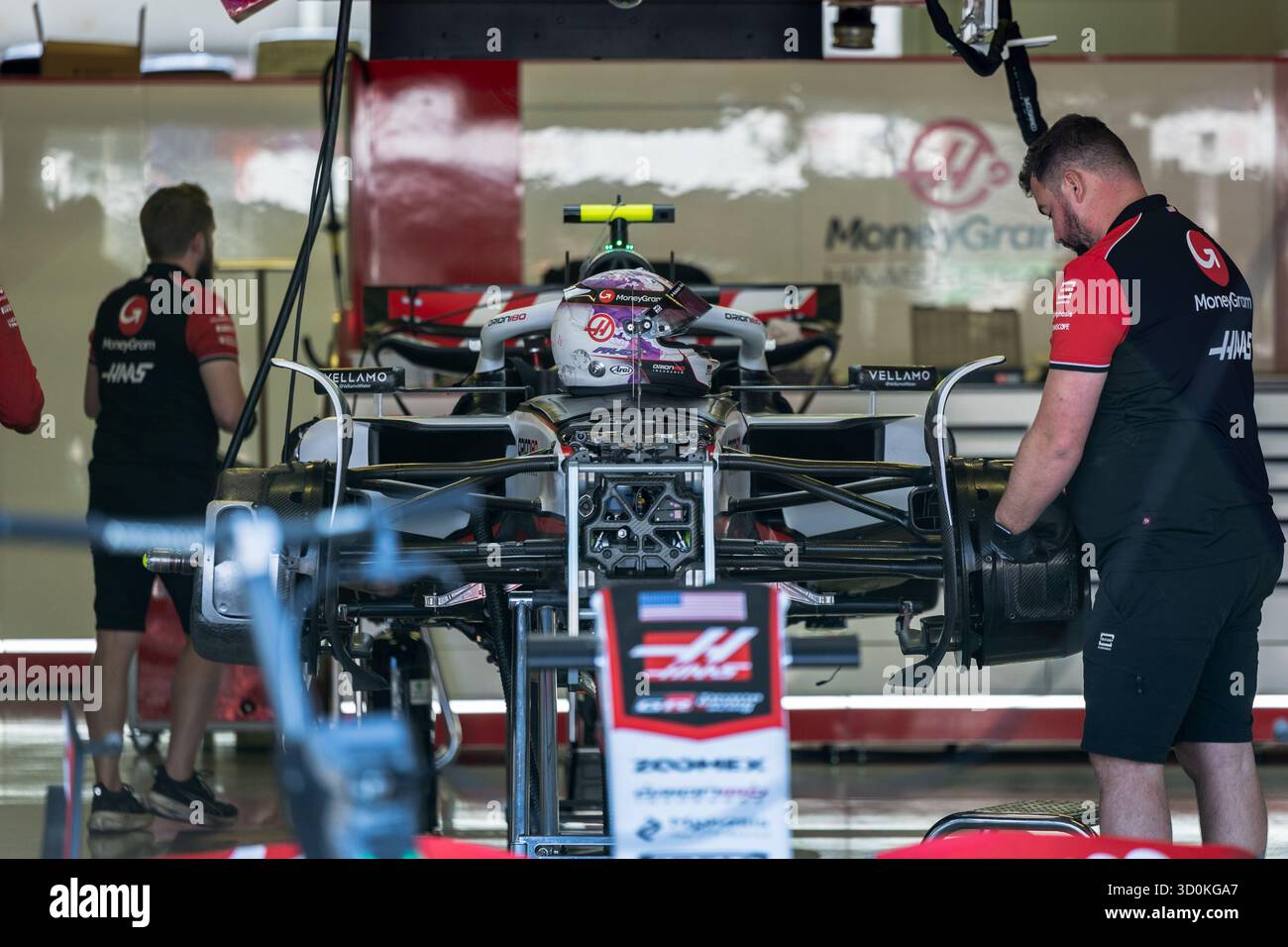Mexiko, Mexiko. Oktober 2025. MoneyGram Haas F1 Team Ingenieure und VF?25 in der Garage während des Grand Prix von Mexiko in der Formel 1. Quelle: SOPA Images Limited/Alamy Live News Stockfoto