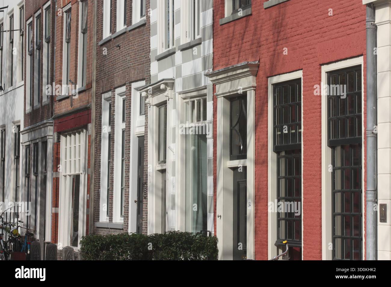 Kanalgebäude in Delft, Niederlande Stockfoto