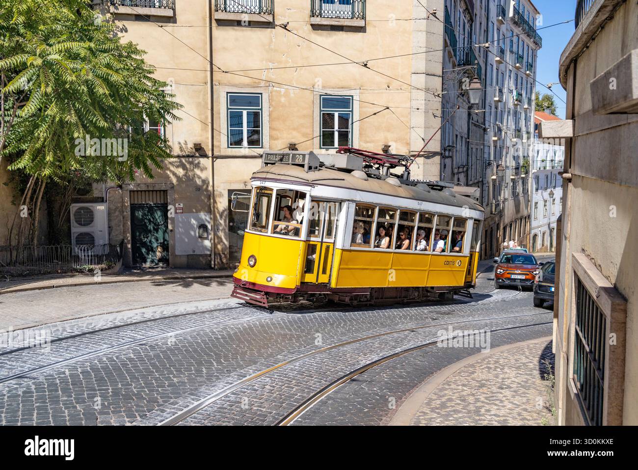 Lissabon Straßenbahn, Portugal, Straßenbahn 28 steigt steilen Hügel in der Altstadt von Lissabon, Portugal, Europa Stockfoto