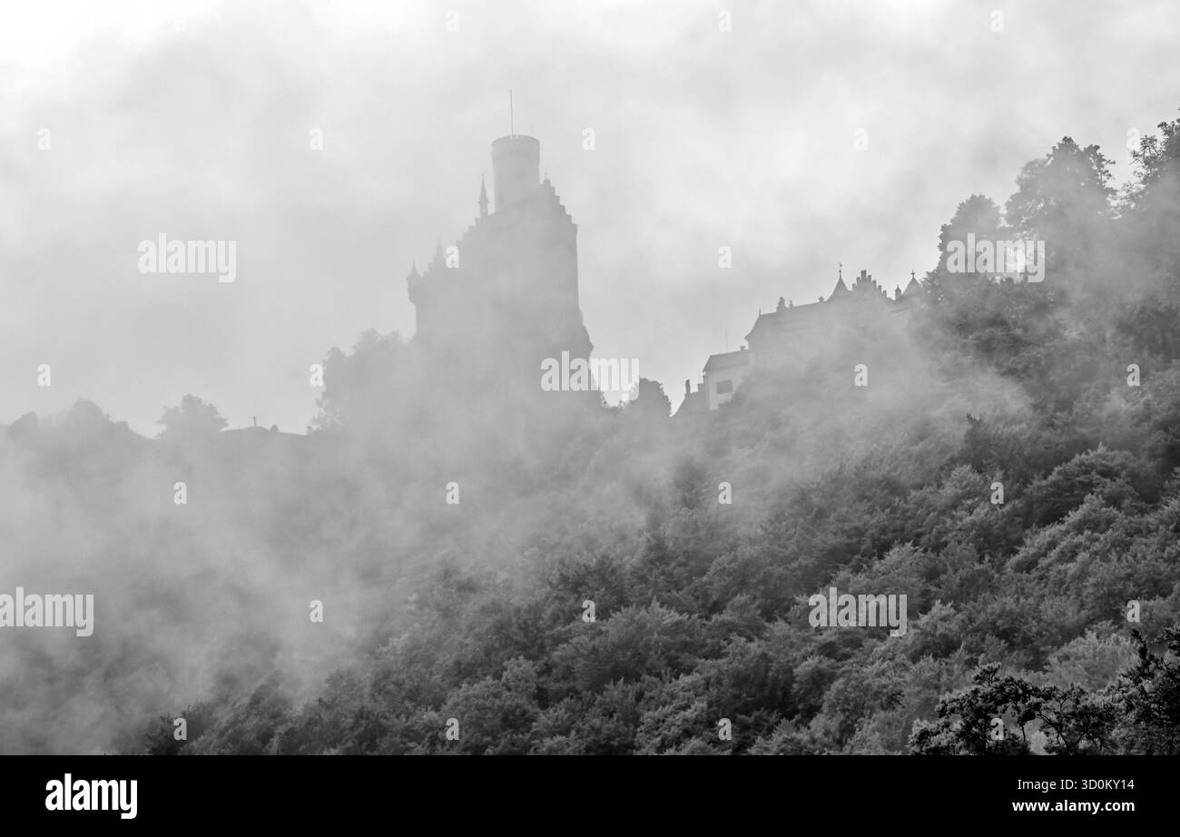 Schloss Lichtenstein, auch als Märchenschloss Württemberg bekannt, im Stil des Historismus erbaut, in Nebel, schwarz-weiß, Lichtenstein, Schwäbisch Stockfoto