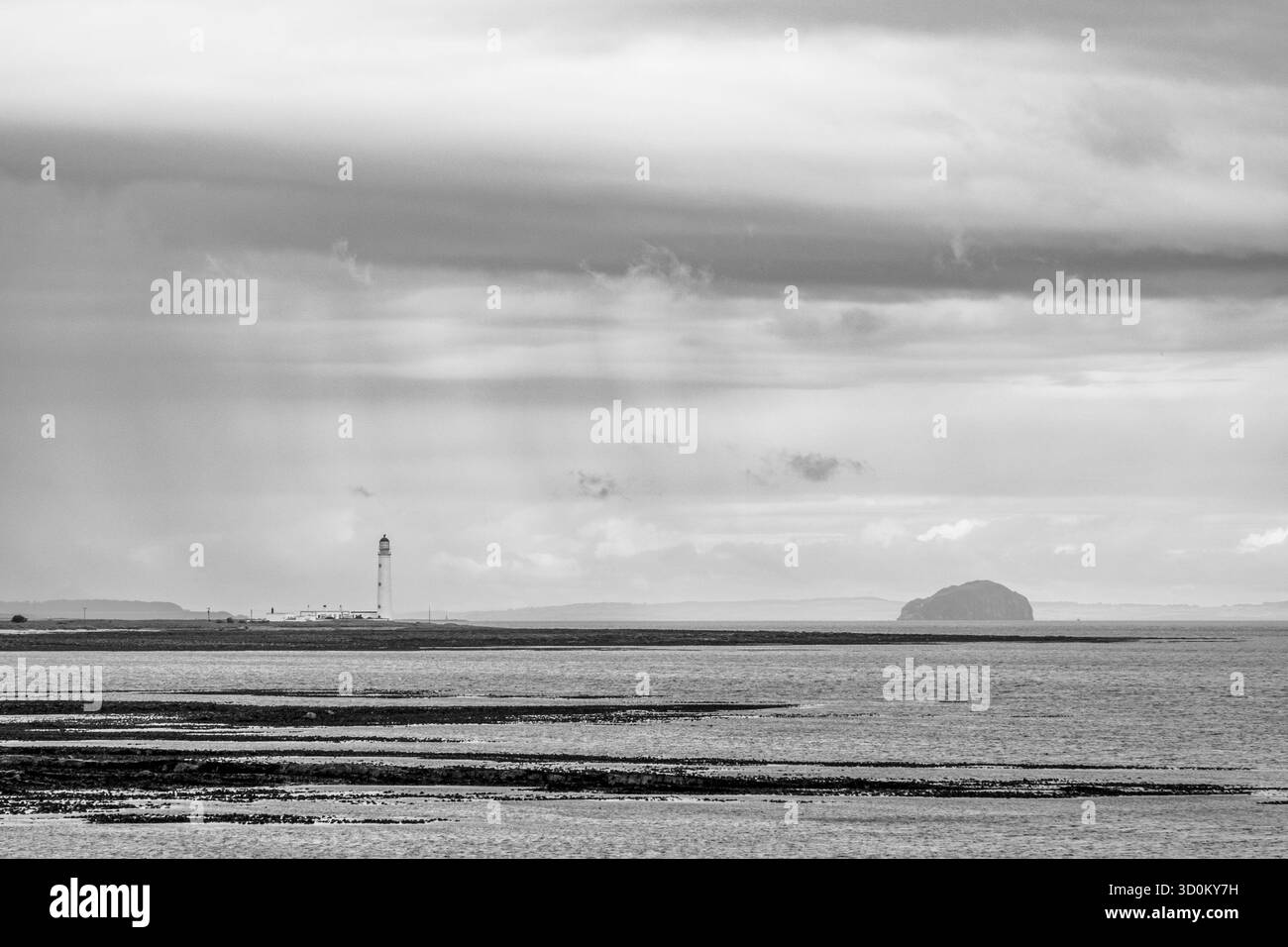 Barns Ness Lighthouse und Bass Rock in Schwarz-weiß Stockfoto