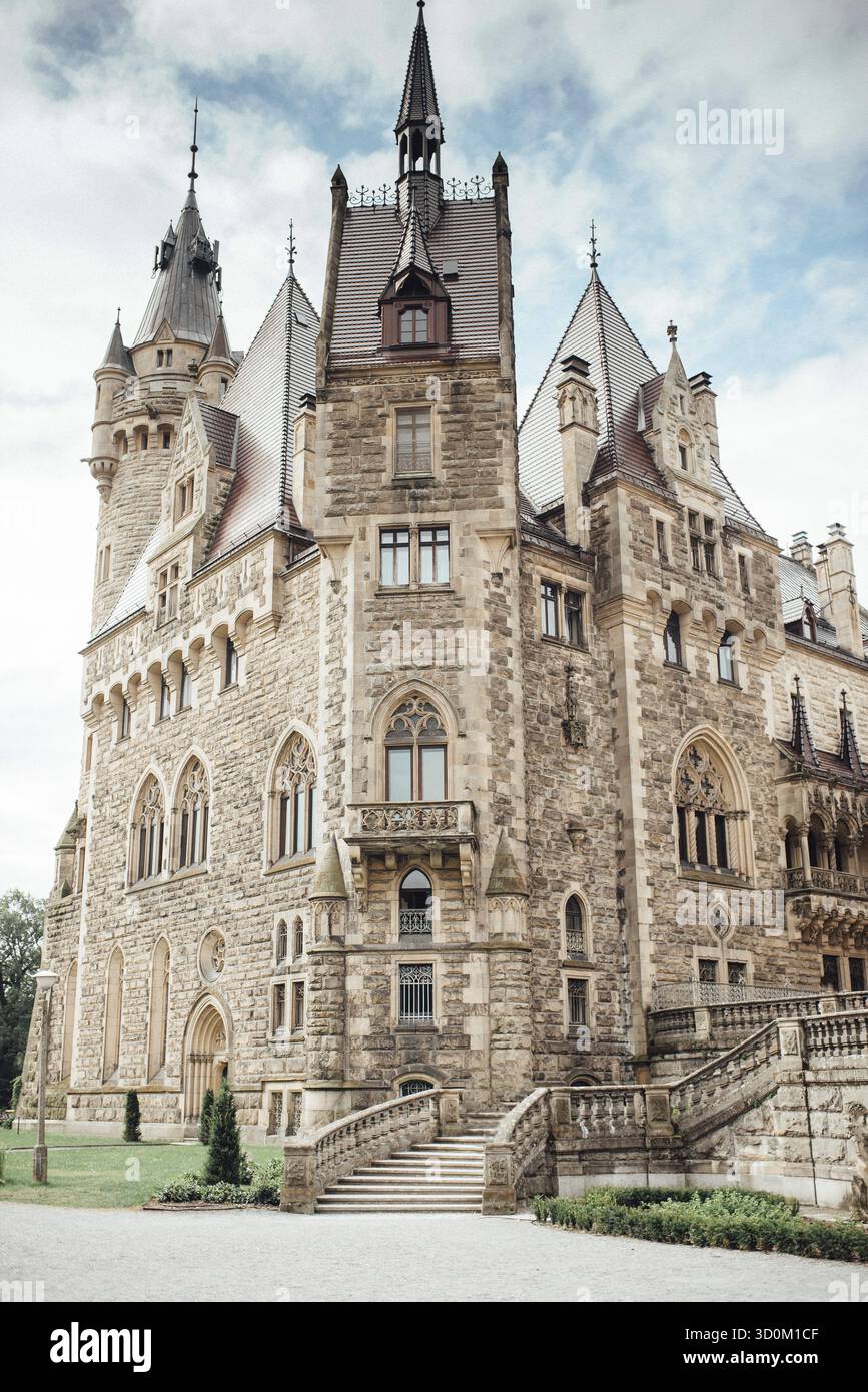 Alte polnische Burg im Dorf moszna Stockfoto