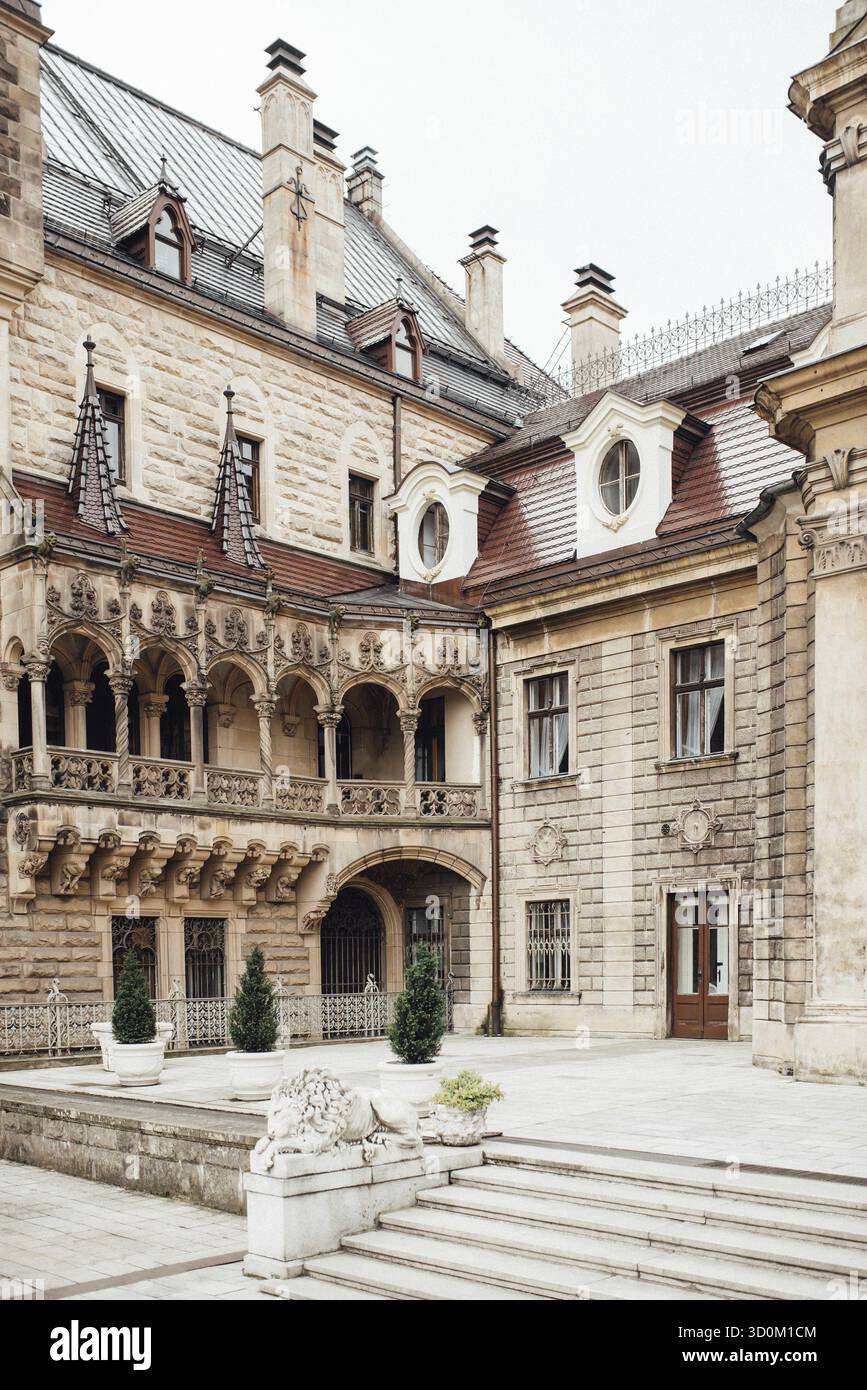 Alte polnische Burg im Dorf moszna Stockfoto