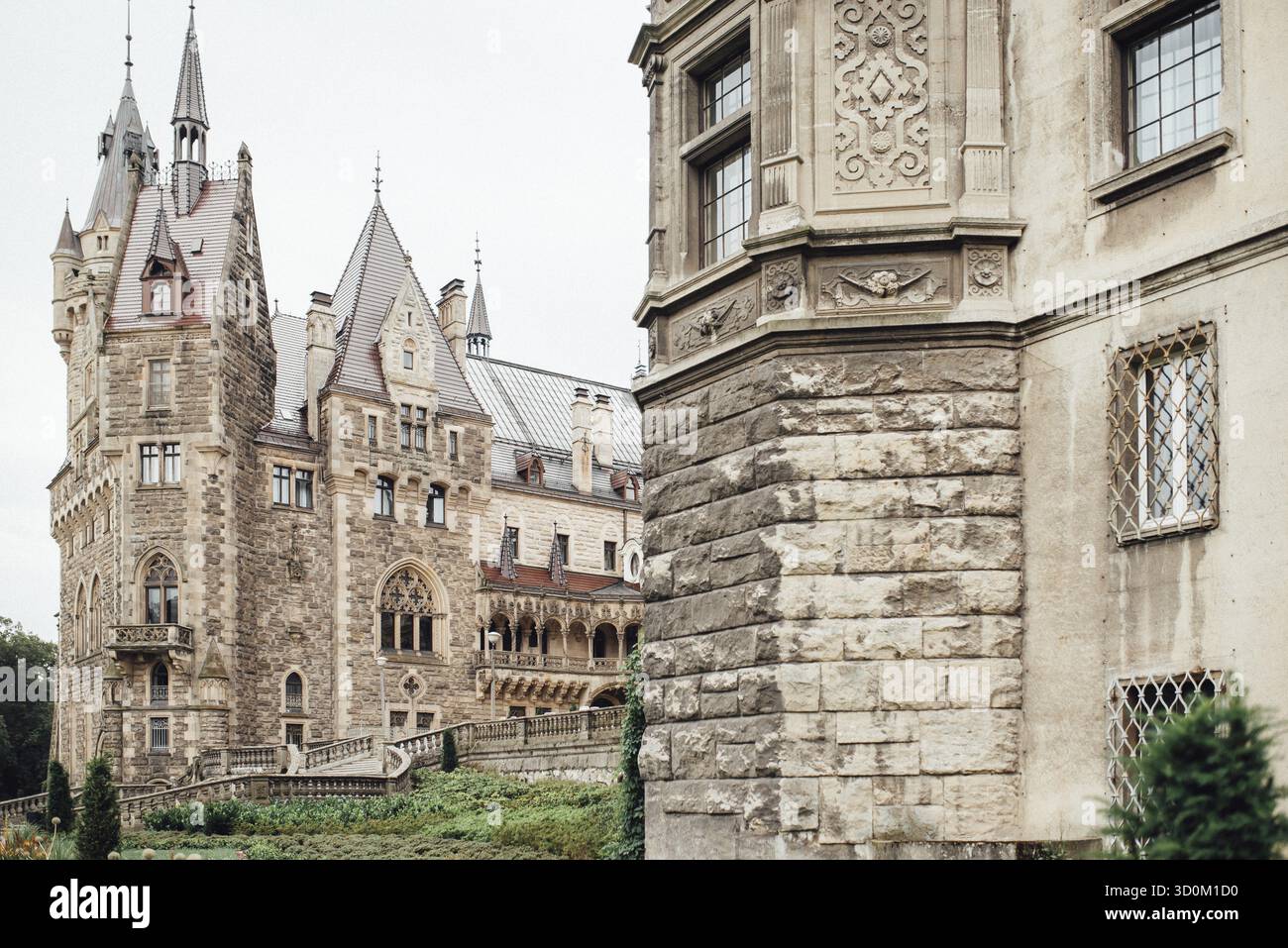 Alte polnische Burg im Dorf moszna Stockfoto