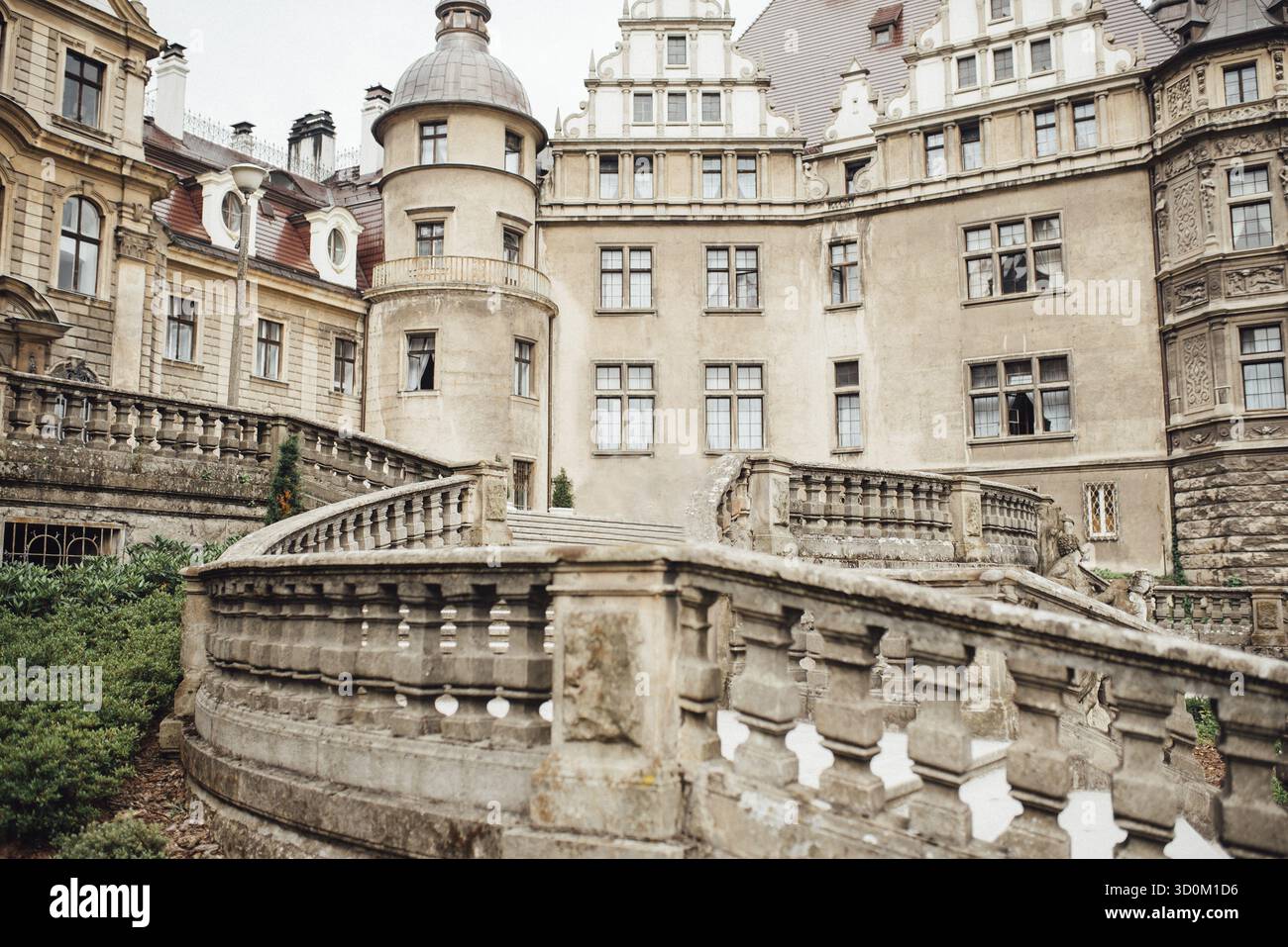 Alte polnische Burg im Dorf moszna Stockfoto