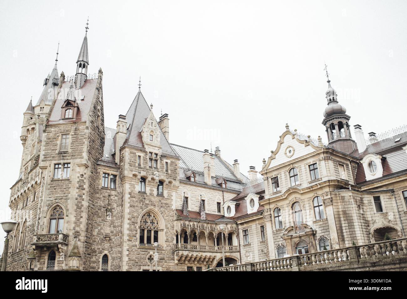 Alte polnische Burg im Dorf moszna Stockfoto