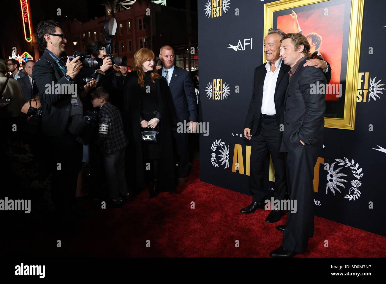 Oktober 2025, Los Angeles, Kalifornien, USA: Patti Scialfa, Bruce Springsteen, Jeremy Allen White beim AFI FEST 2025 Opening Night Springsteen: Deliver Me from Nowhere Premiere im TCL Chinese Theatre IMAX (Credit Image: © Nina Prommer/ZUMA Press Wire) NUR ZUR REDAKTIONELLEN VERWENDUNG! Nicht für kommerzielle ZWECKE! Stockfoto