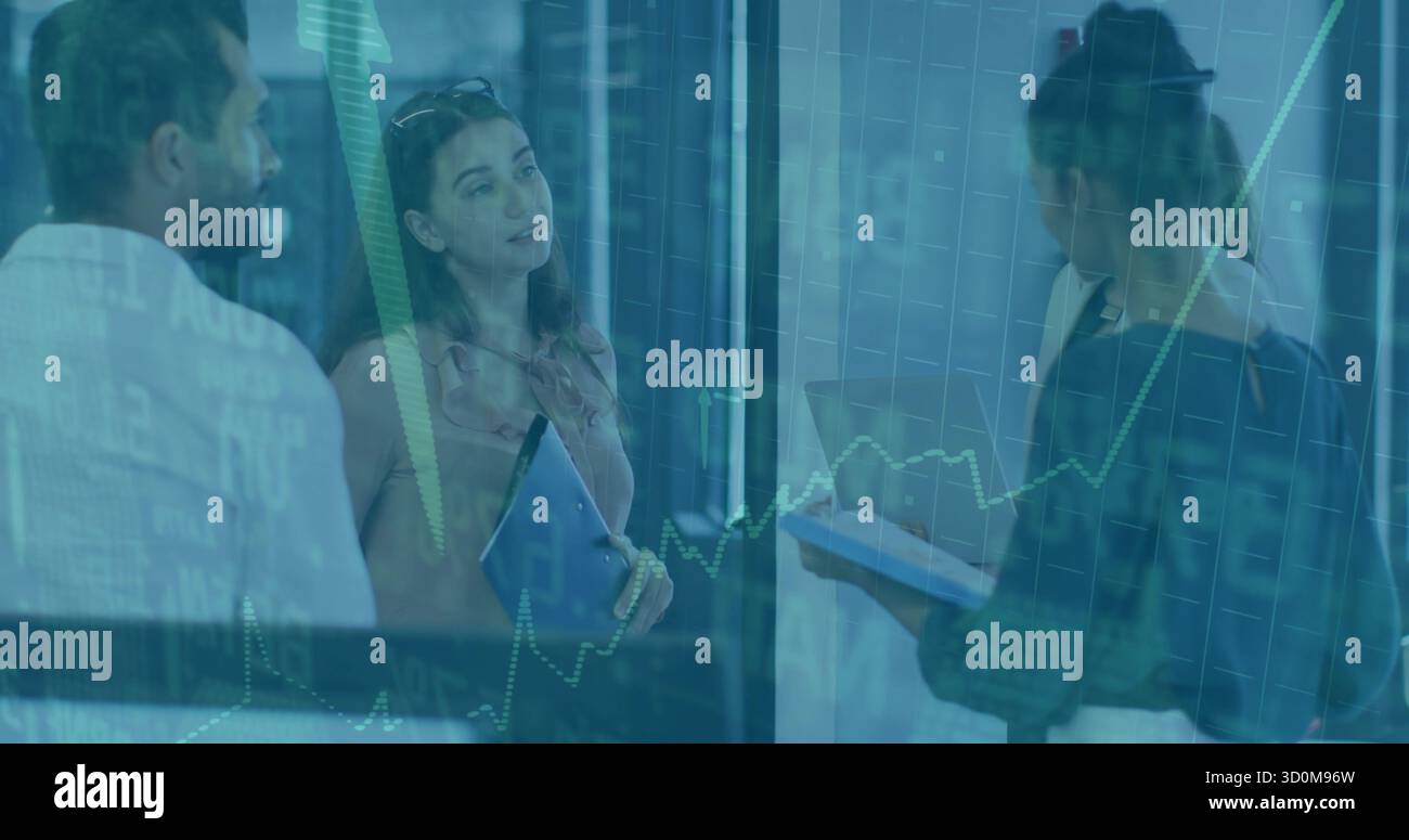 Besprechung eines geeigneten Teams mit Ordner und Telefon im Glasbüro mit Kartenüberlagerung Stockfoto