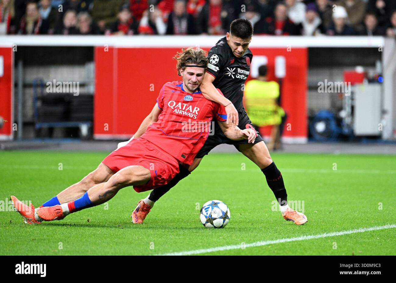 Fußball, Champions League, Deutschland, Herren, Saison 2025/2026, 3. Spieltag, BayArena Leverkusen: Bayer Leverkusen - FC Paris Saint-Germain; Claudio Echeverri (LEV), Illia Zabarnyi (PSG). Aktion Stockfoto