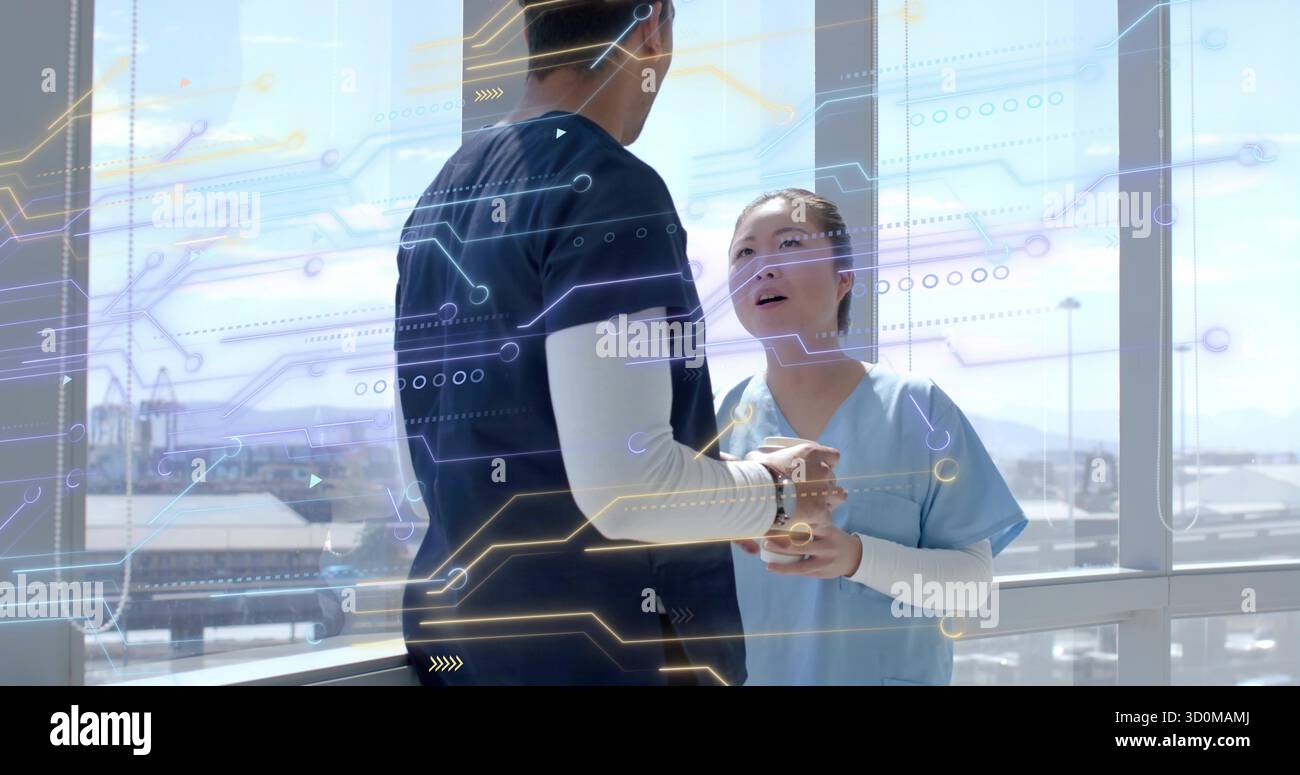 Medizinisches Personal, das Kaffeetassen an Fensterkranen hält, mit Schaltungsgrafiken Stockfoto