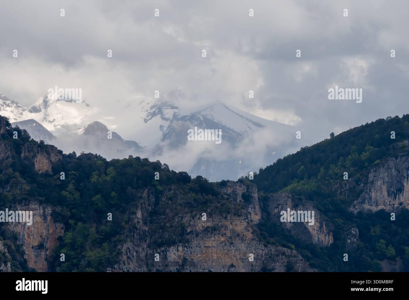 Spanische pyrenäen, schneebedeckte Berge mit niedriger Wolkendecke Stockfoto