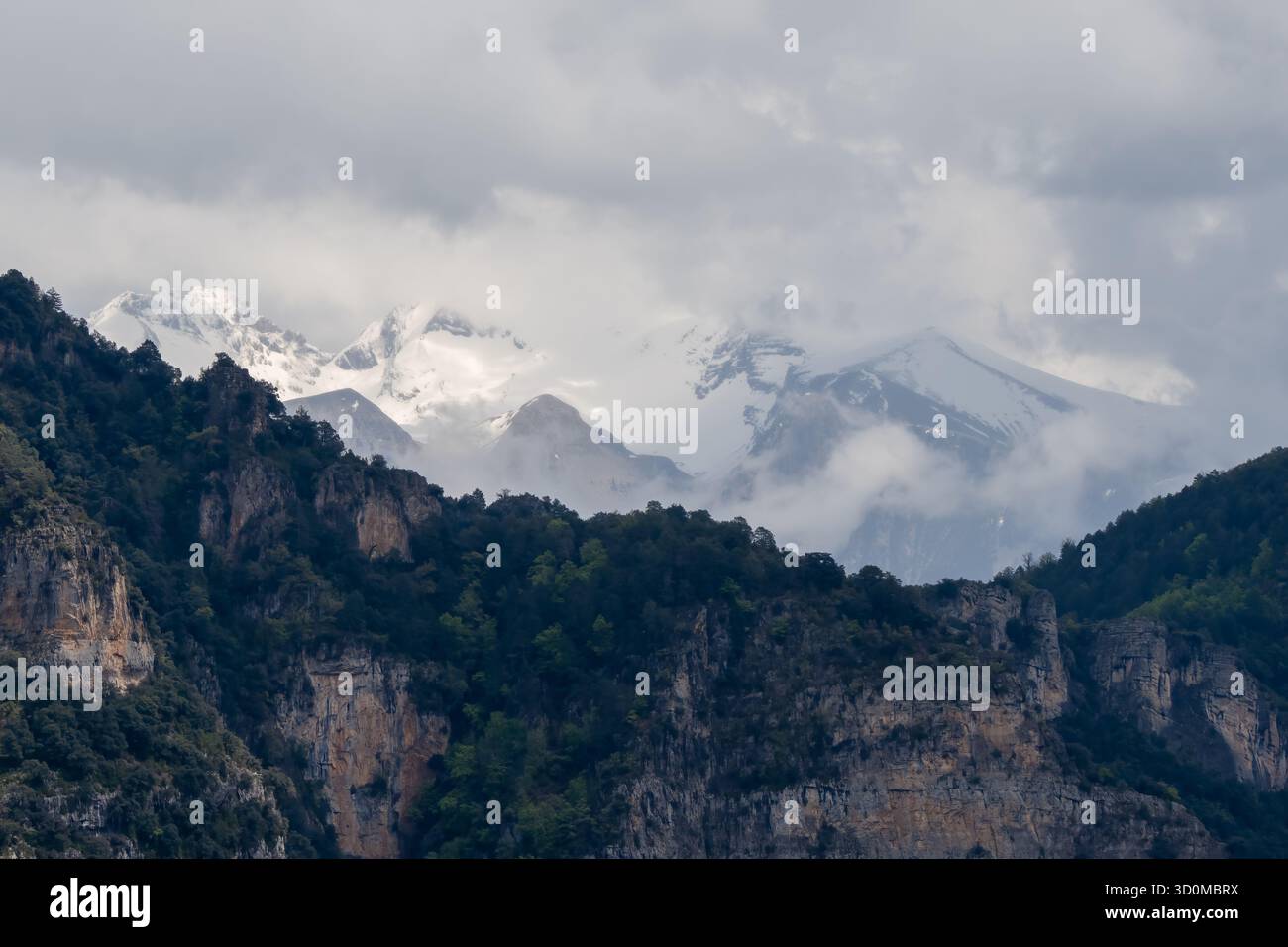 Spanische pyrenäen, schneebedeckte Berge mit niedriger Wolkendecke Stockfoto