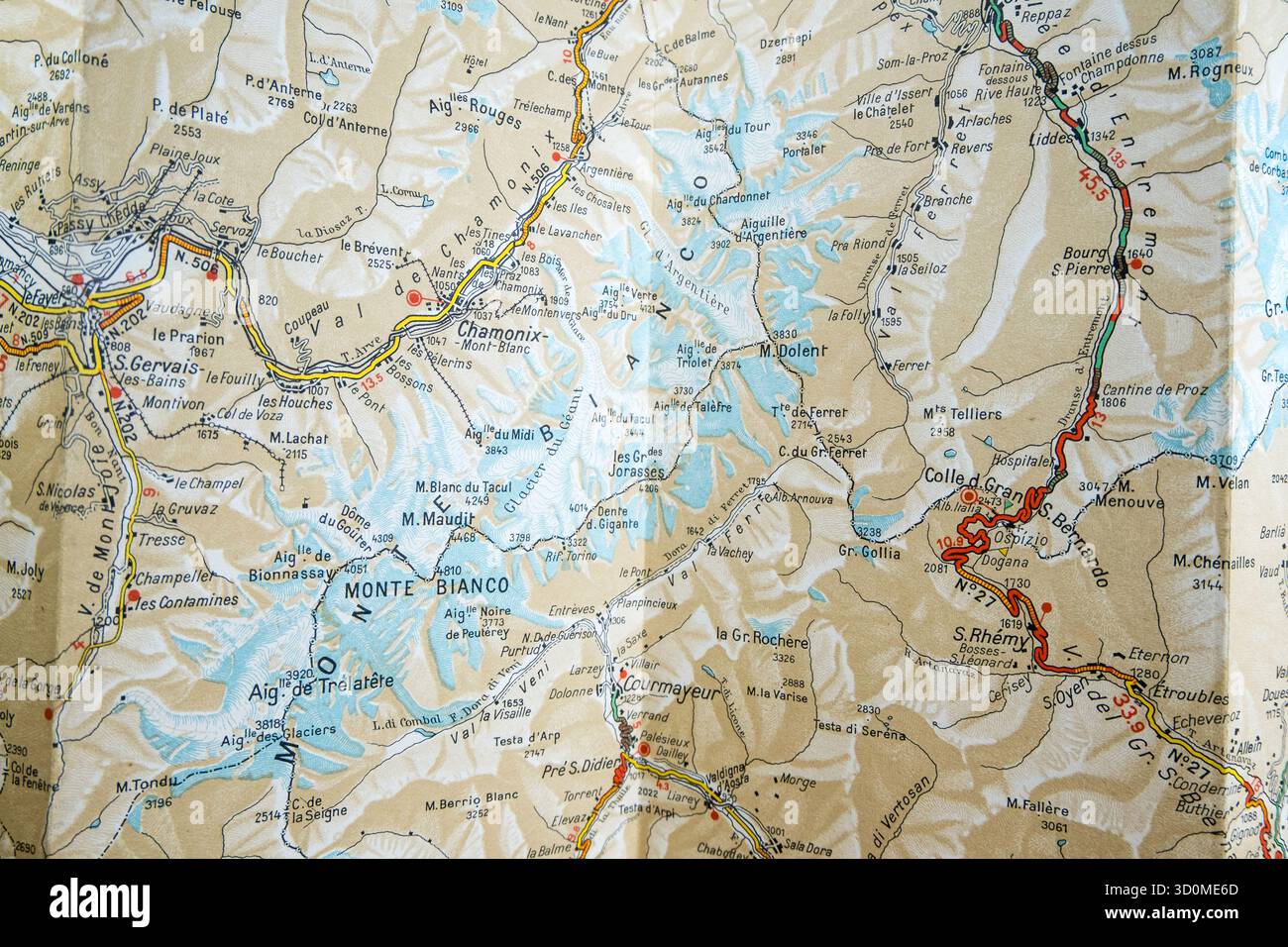 Vintage-Karte mit Details zum Monte Bianco (Mont Blanc) Massiv, Courmayeur und Gletscher. Stockfoto